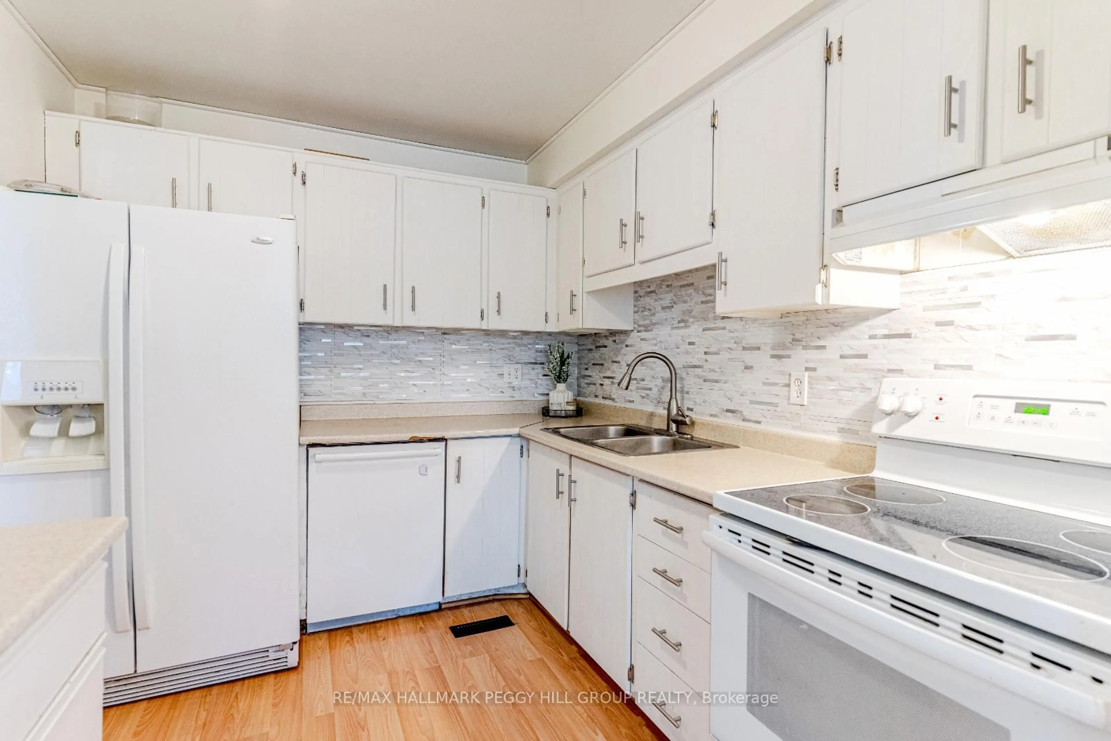 Standard kitchen, unknown for 46 Chaucer Cres, Barrie Ontario L4N 4T7