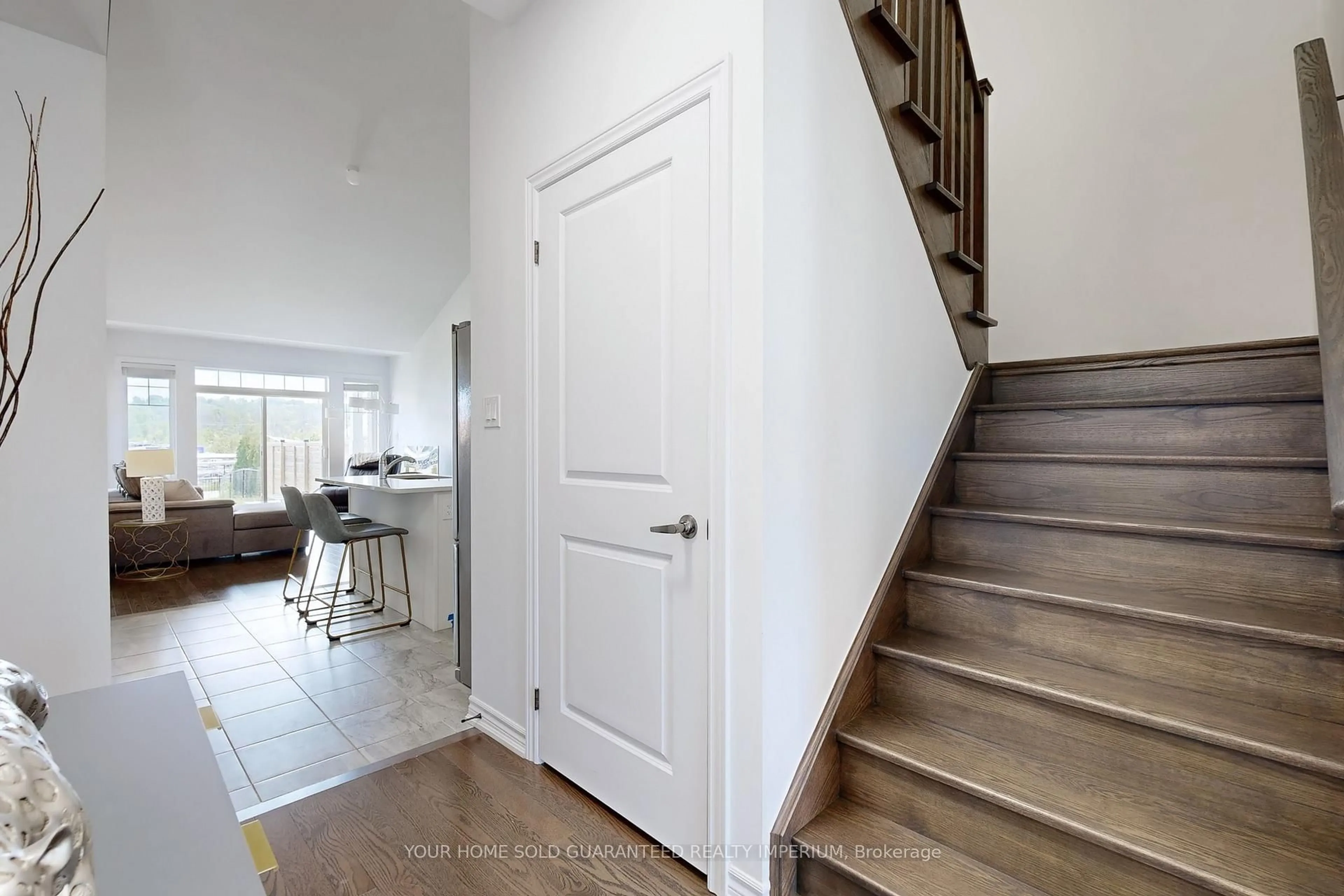 Indoor entryway for 635 Bayport Blvd, Midland Ontario L4R 5H6