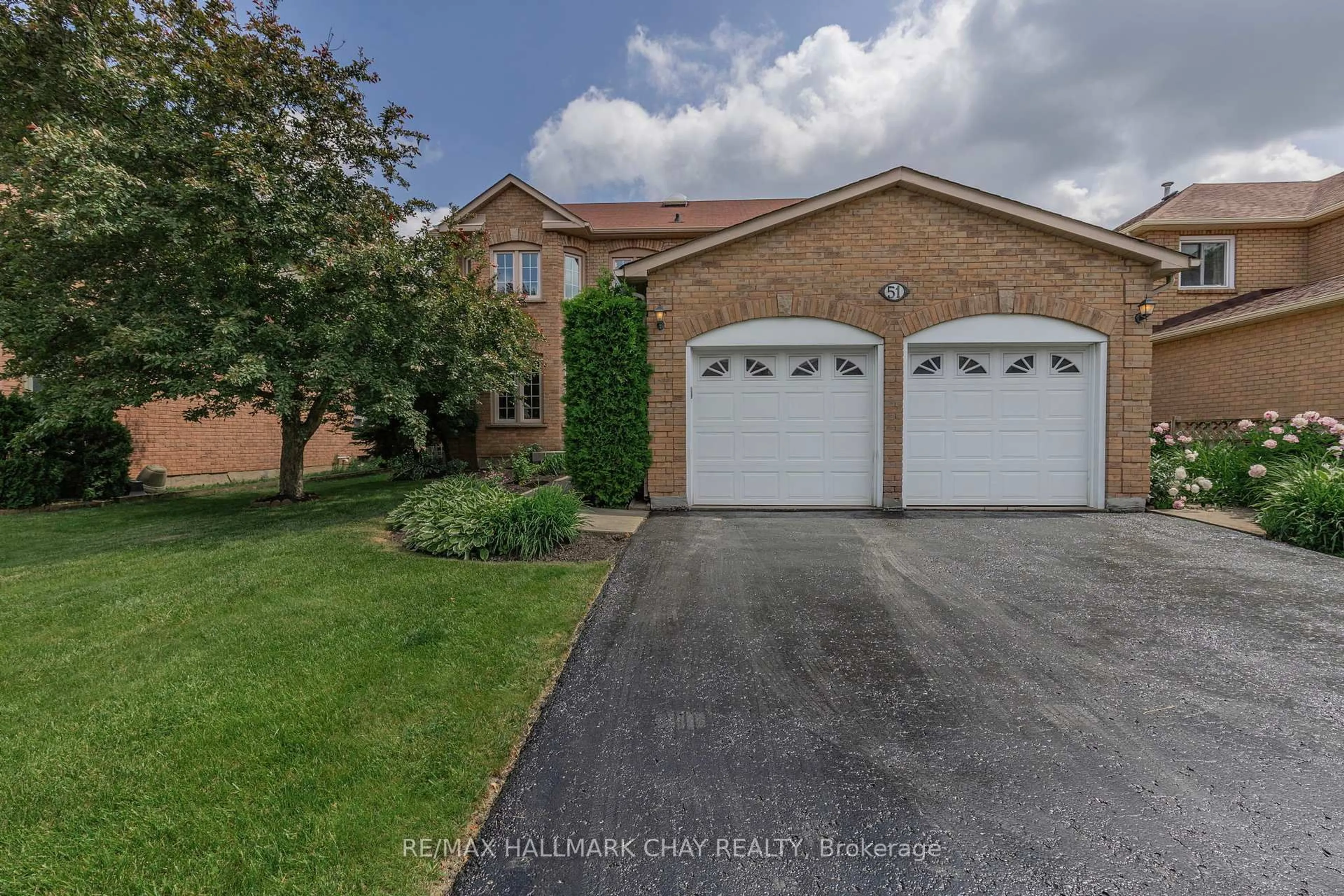 A pic from outside/outdoor area/front of a property/back of a property/a pic from drone, street for 51 Cartwright Dr, Barrie Ontario L4M 6G3