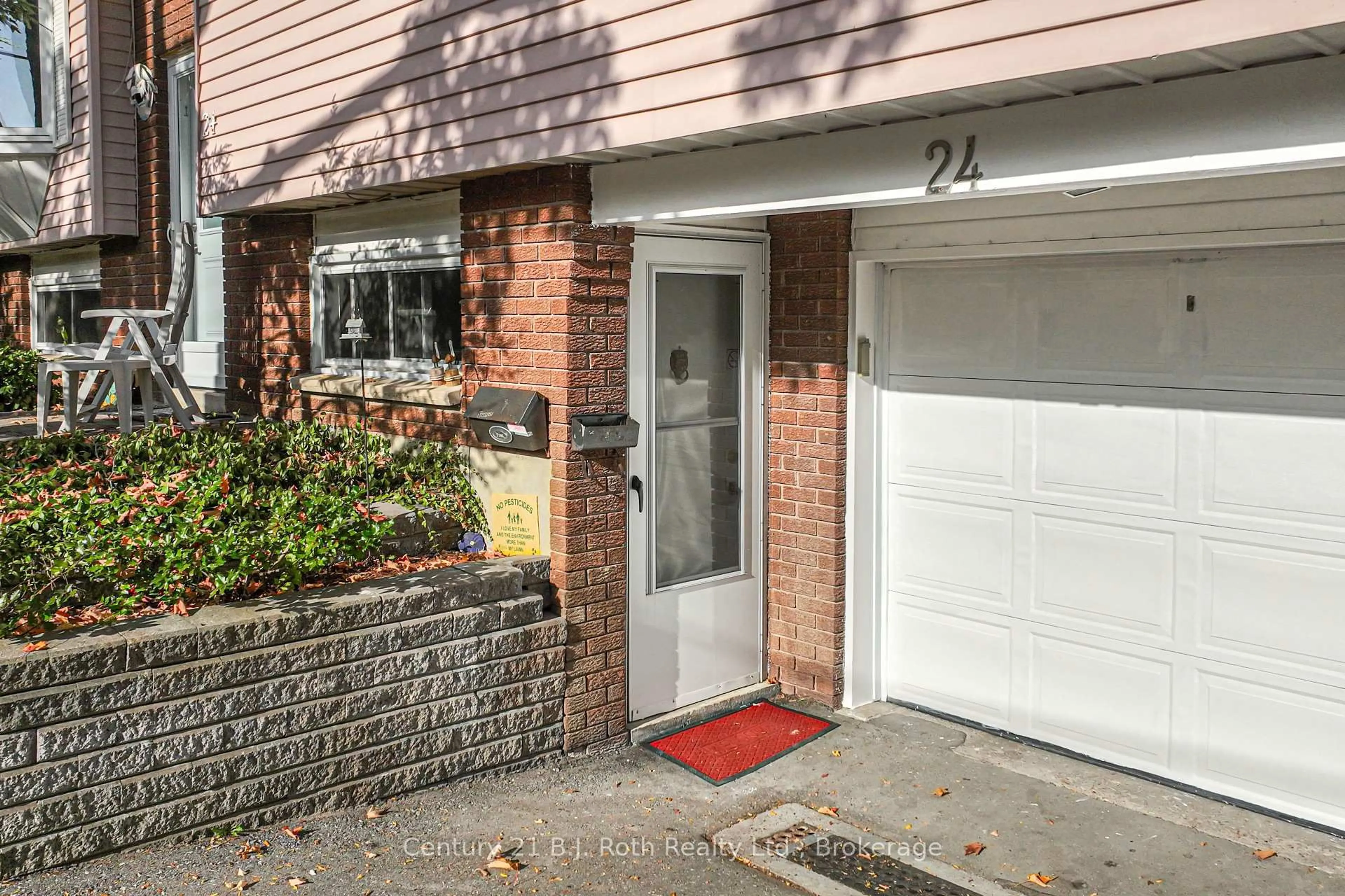 Indoor entryway for 24 Champlain St, Orillia Ontario L3V 2G7