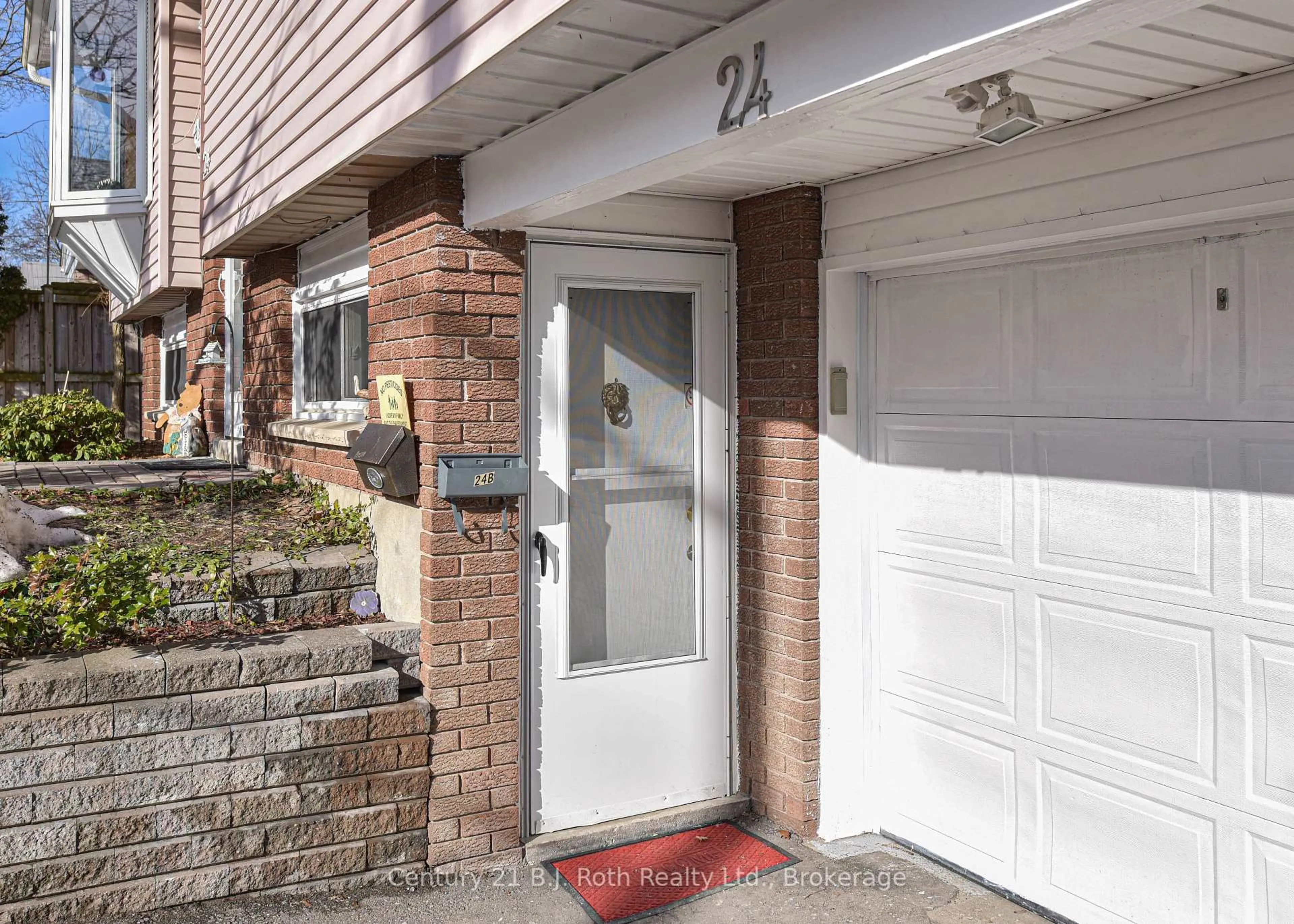 Indoor entryway for 24 Champlain St, Orillia Ontario L3V 2G7