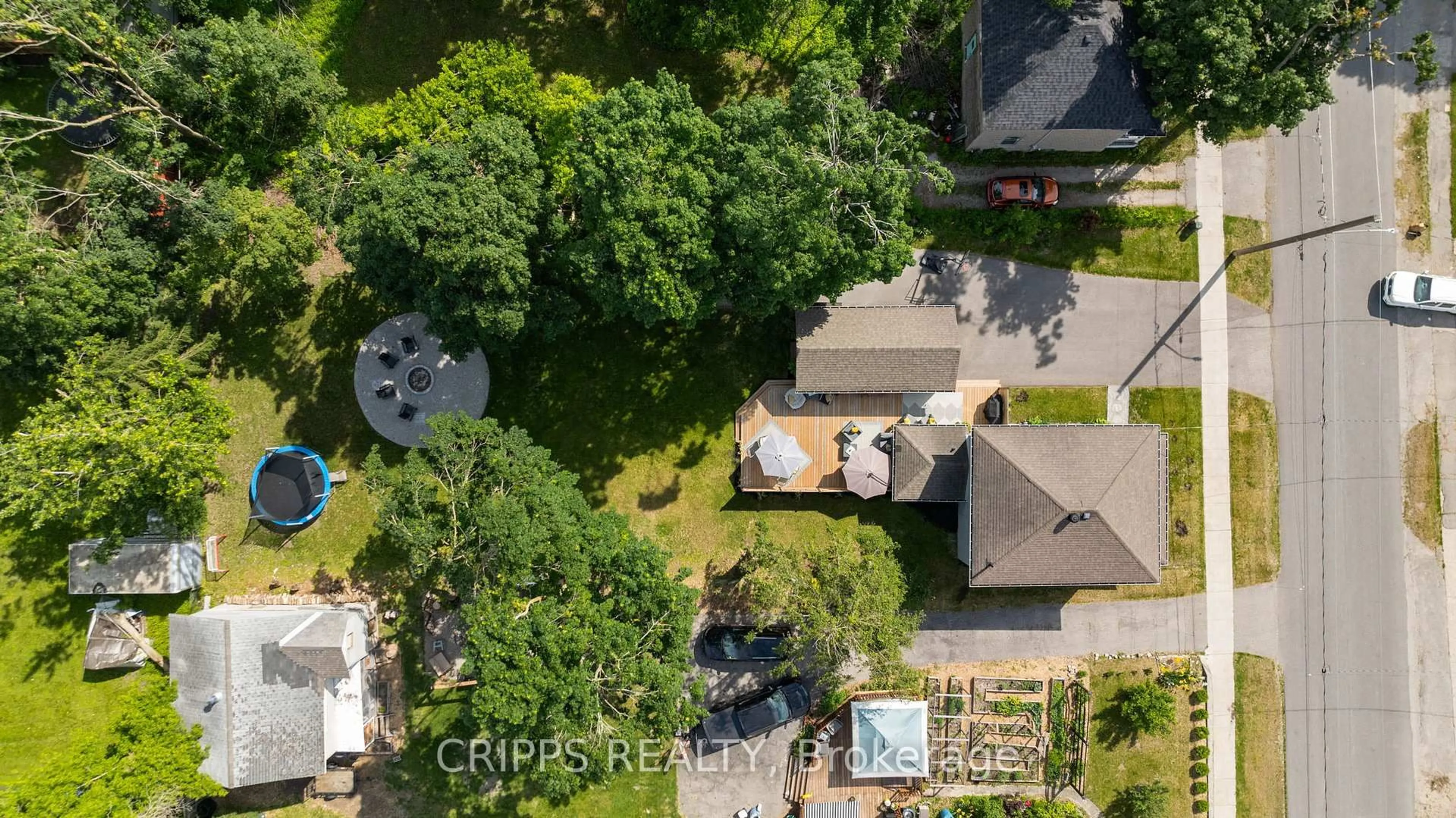 A pic from outside/outdoor area/front of a property/back of a property/a pic from drone, street for 268 John St, Orillia Ontario L3V 3H9