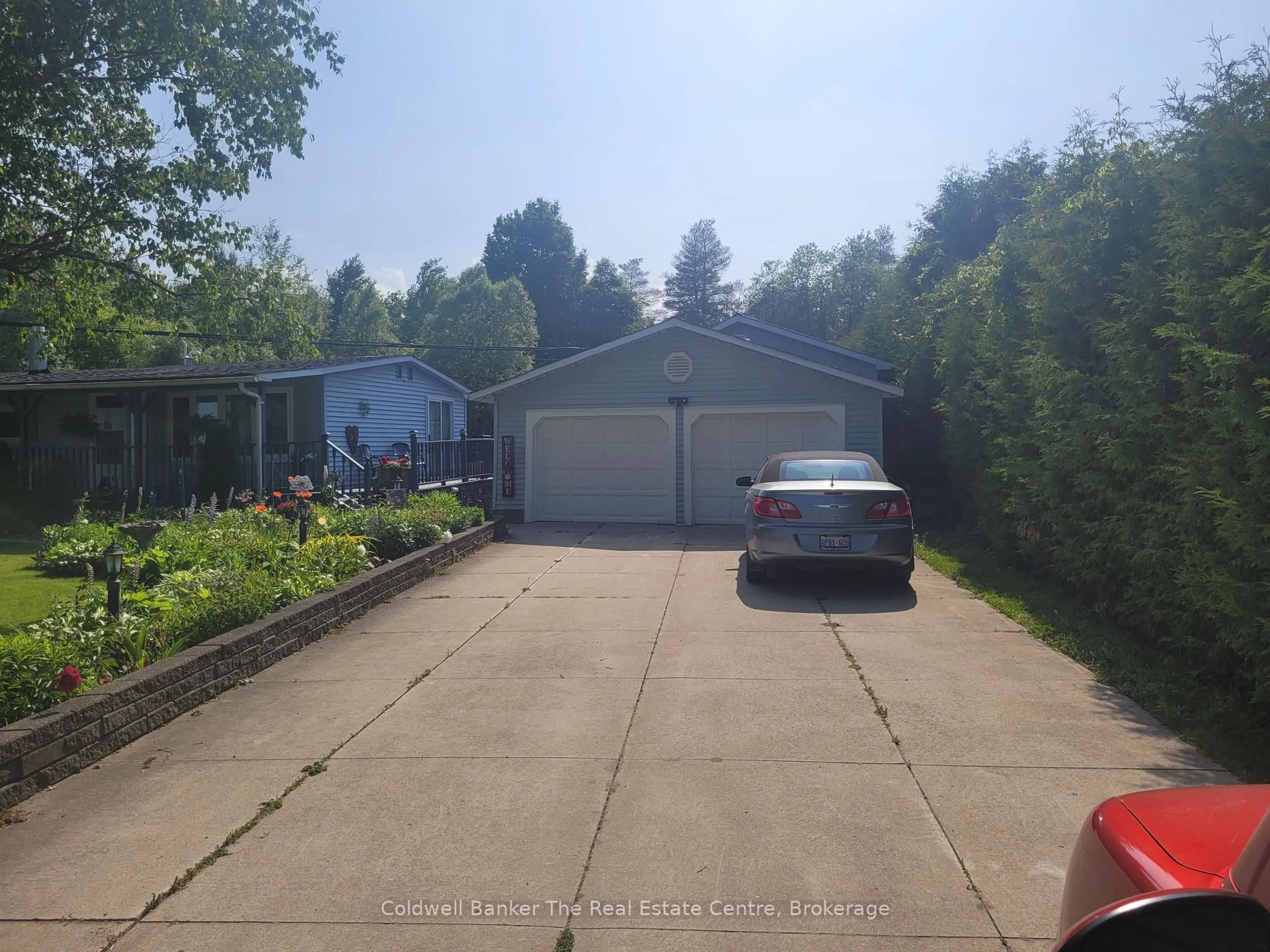 A pic from outside/outdoor area/front of a property/back of a property/a pic from drone, street for 3354 McCarthy Dr, Clearview Ontario L0M 1N0