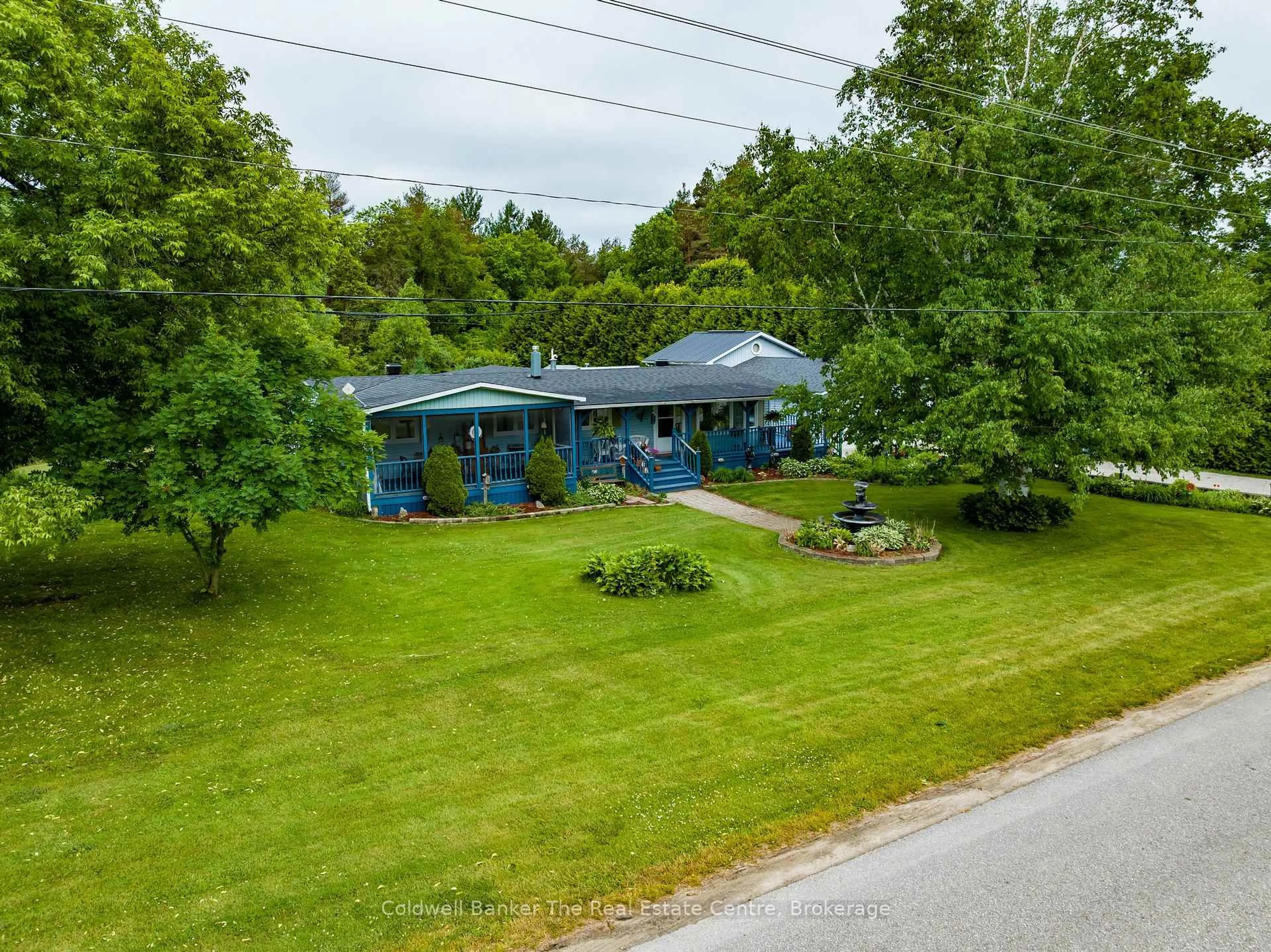 A pic from outside/outdoor area/front of a property/back of a property/a pic from drone, unknown for 3354 McCarthy Dr, Clearview Ontario L0M 1N0