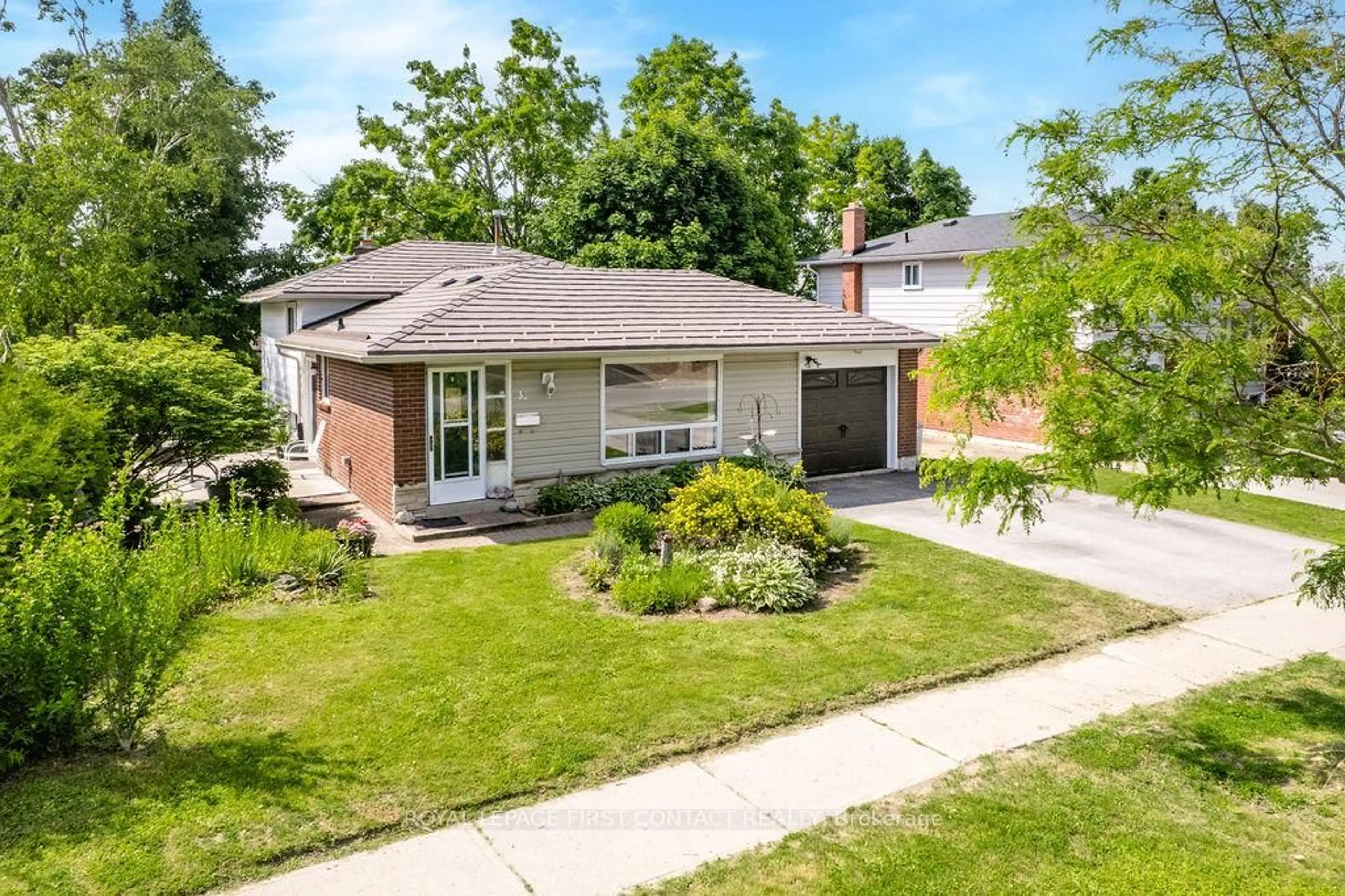 Home with brick exterior material, street for 33 Roslyn Rd, Barrie Ontario L4M 2X5
