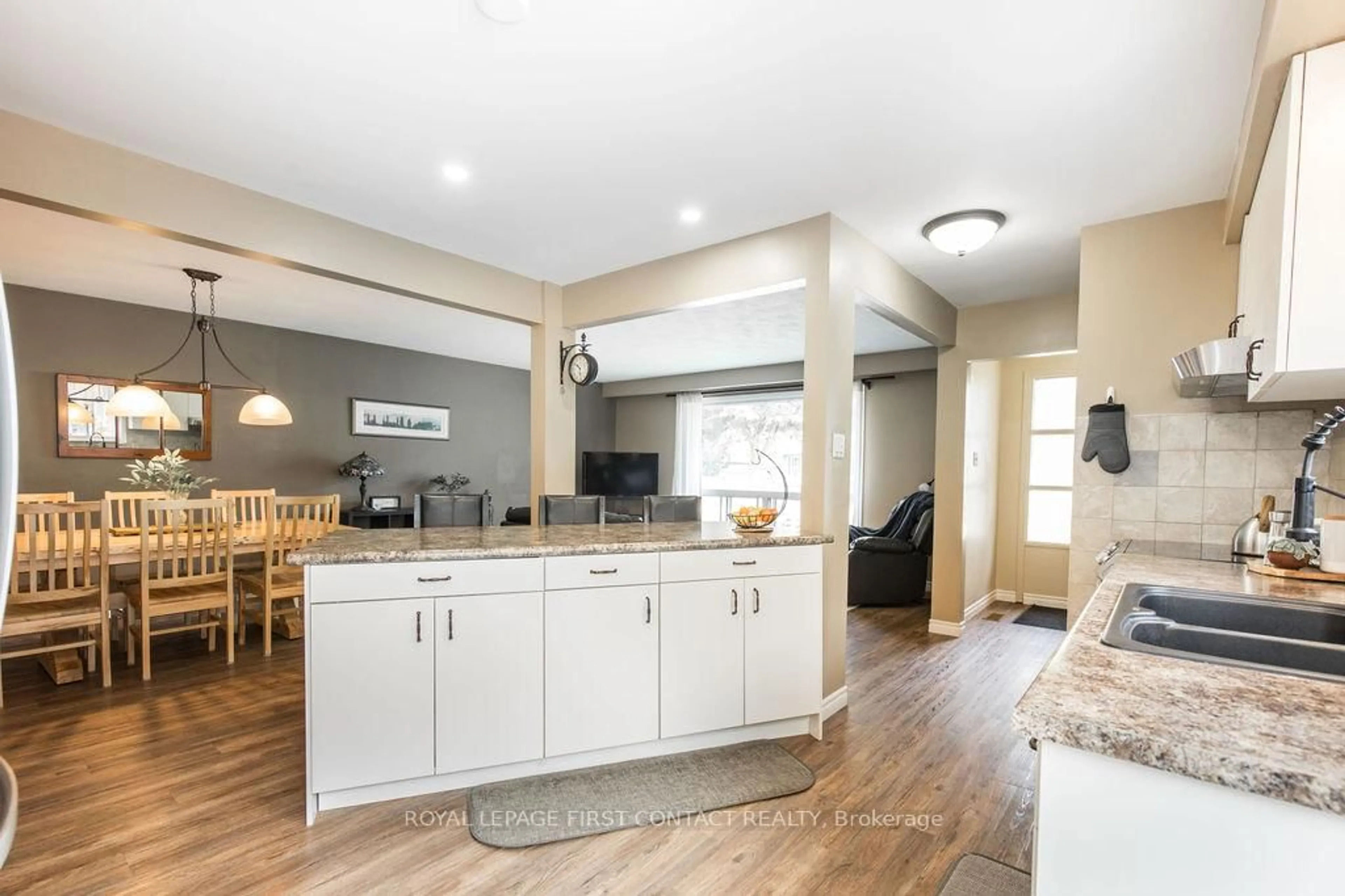 Open concept kitchen, unknown for 33 Roslyn Rd, Barrie Ontario L4M 2X5