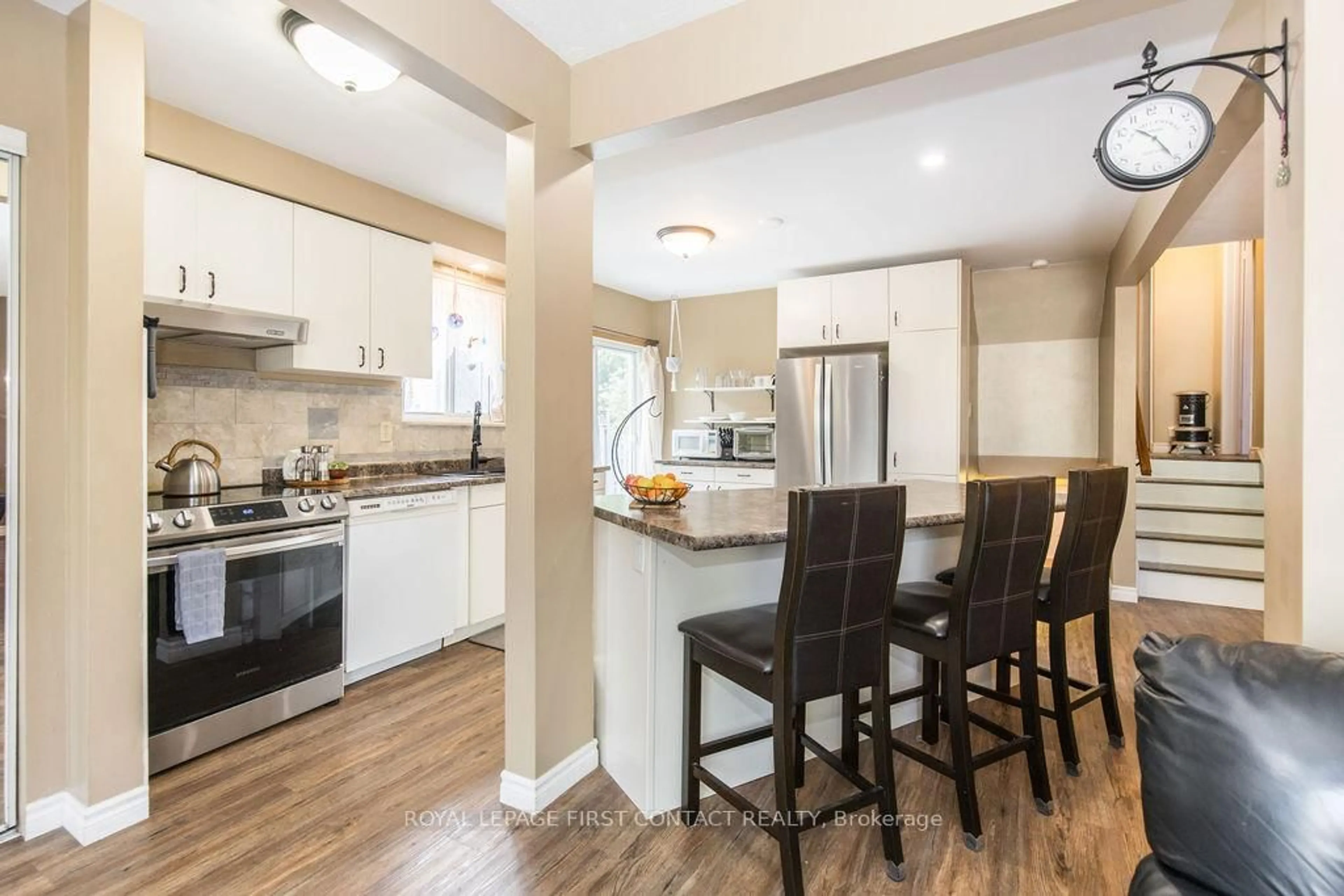 Open concept kitchen, wood/laminate floor for 33 Roslyn Rd, Barrie Ontario L4M 2X5