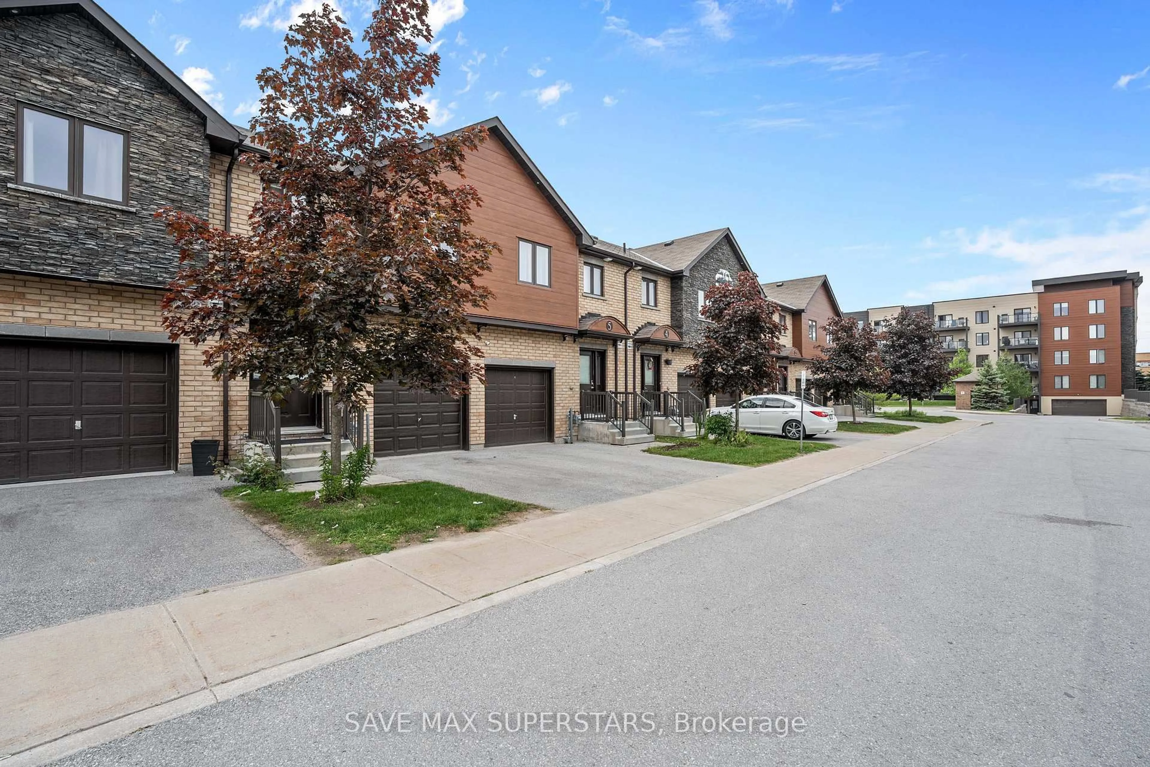 A pic from outside/outdoor area/front of a property/back of a property/a pic from drone, street for 29 MADELAINE Dr #6, Barrie Ontario L9J 0G8
