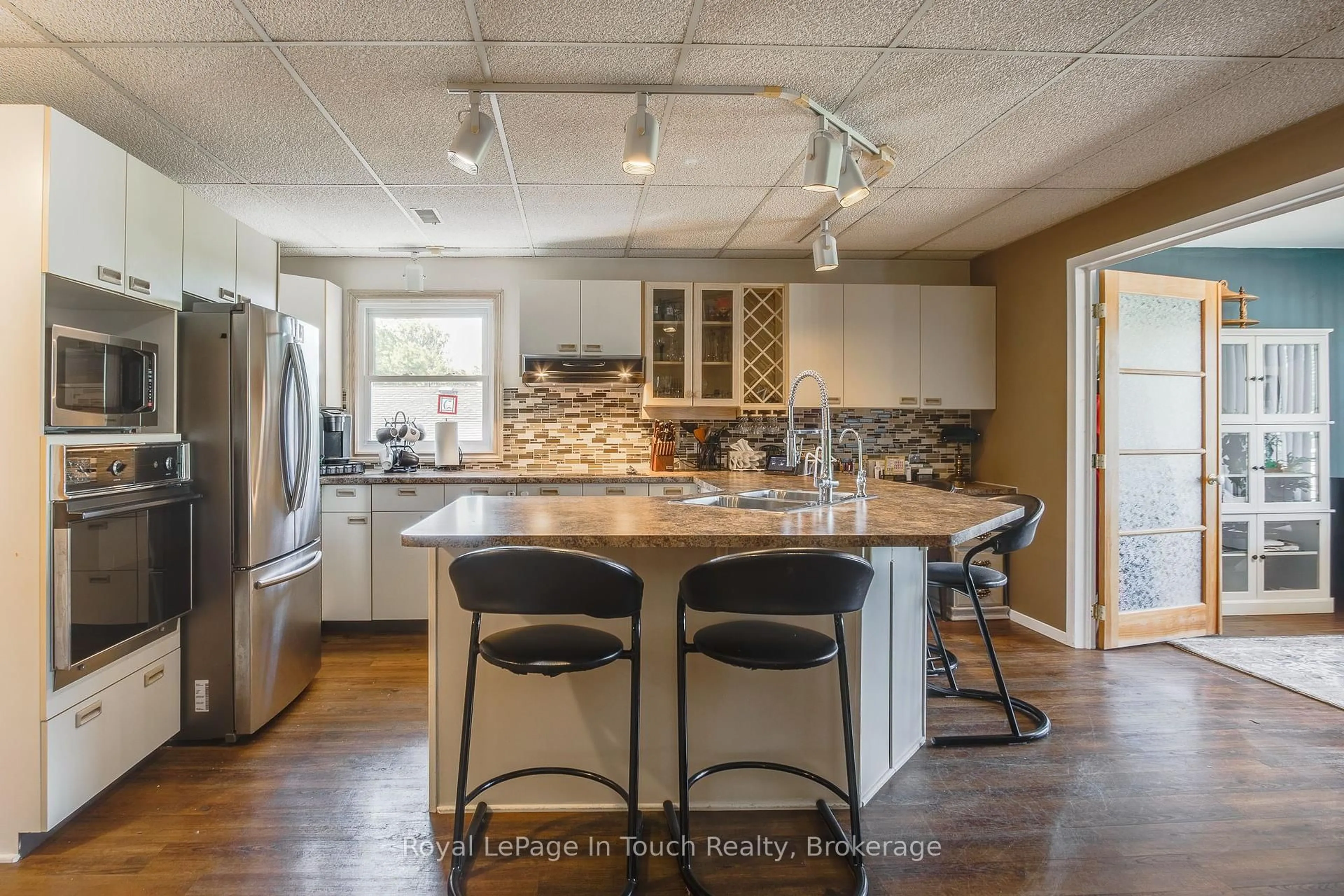 Open concept kitchen, unknown for 206 Lindsay St, Midland Ontario L4R 2T9