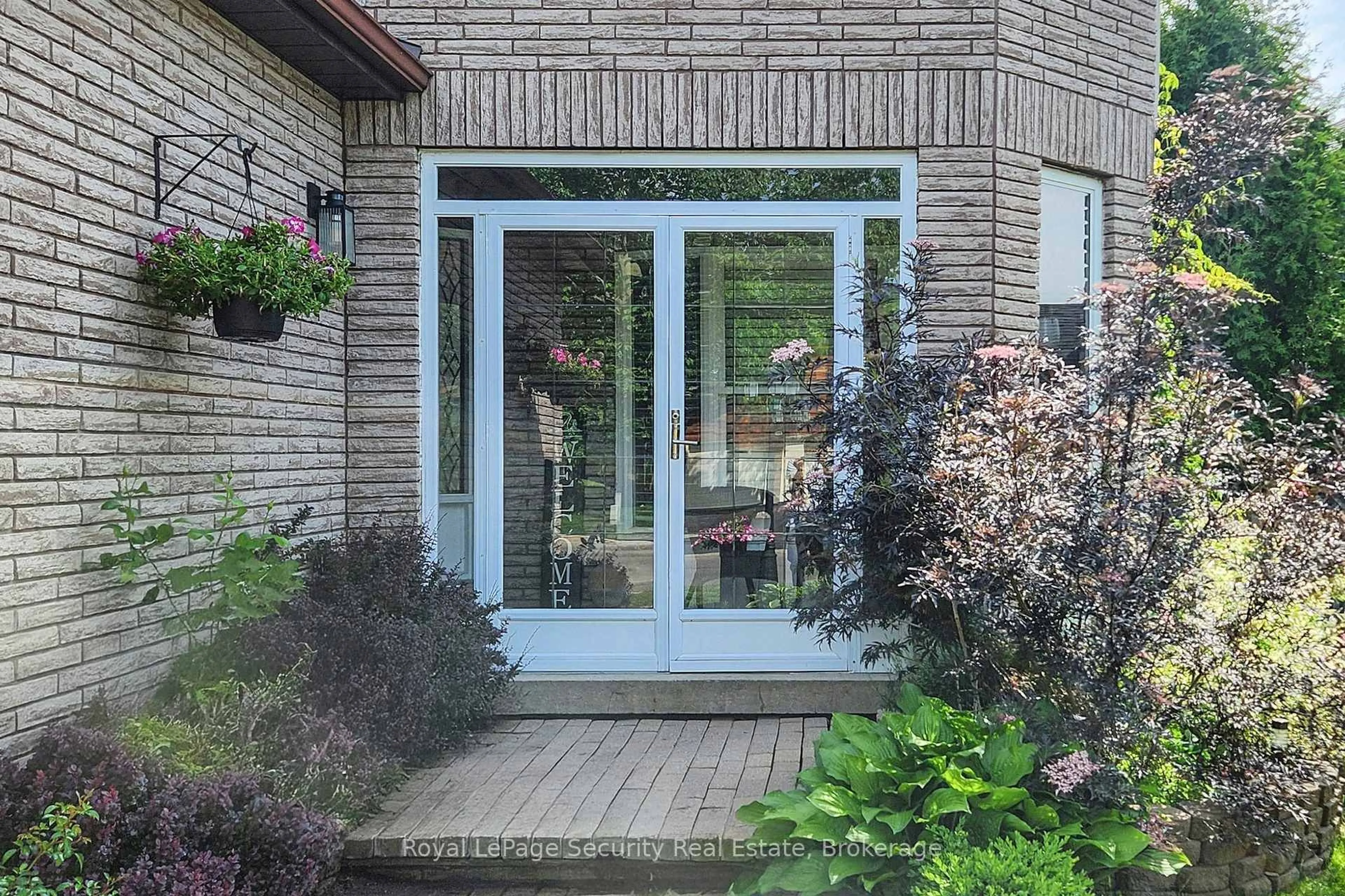 Indoor entryway for 122 Browning Tr, Barrie Ontario L4N 6R3