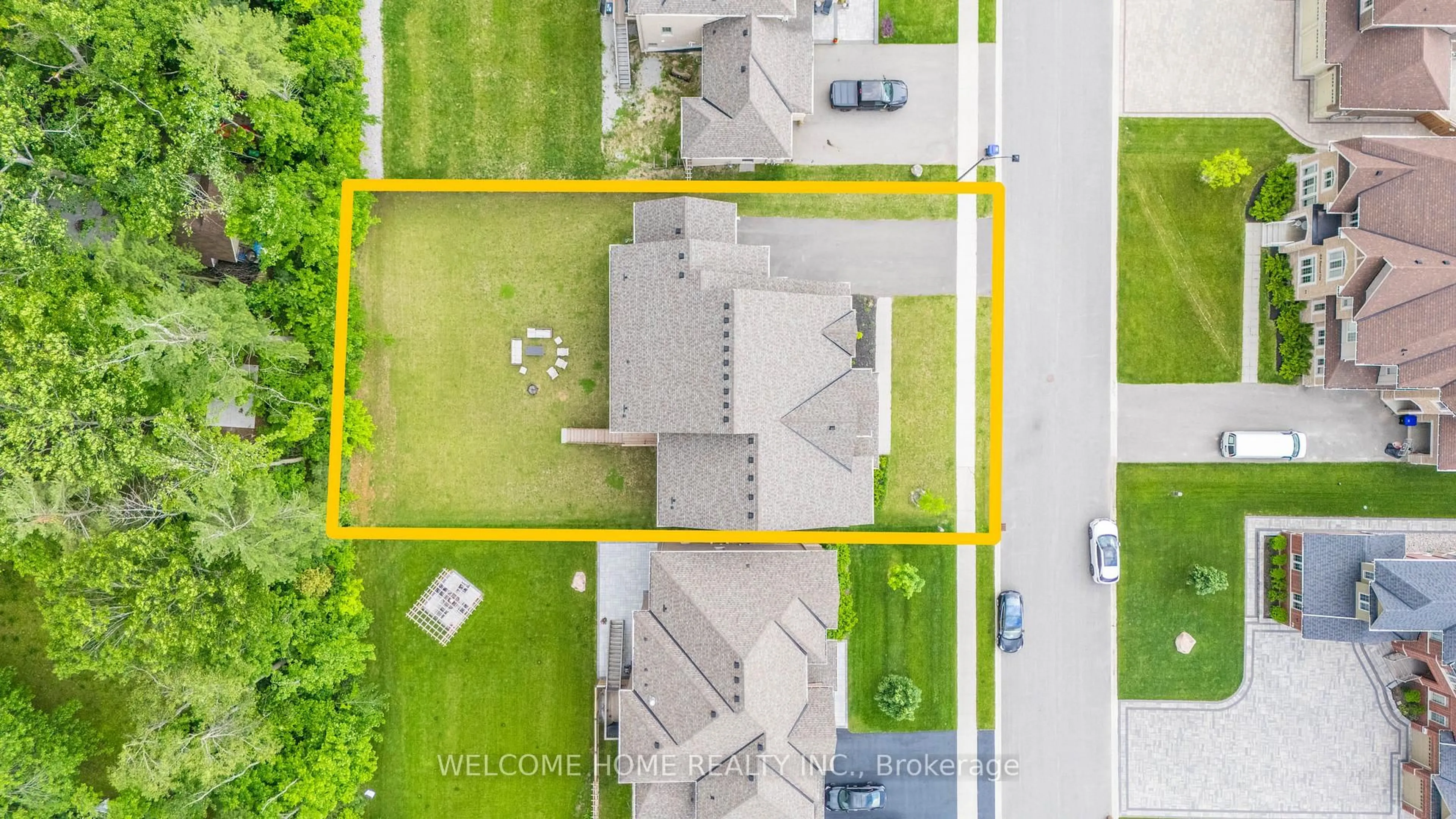 A pic from outside/outdoor area/front of a property/back of a property/a pic from drone, street for 65 Redmond Cres, Springwater Ontario L9X 1Z8
