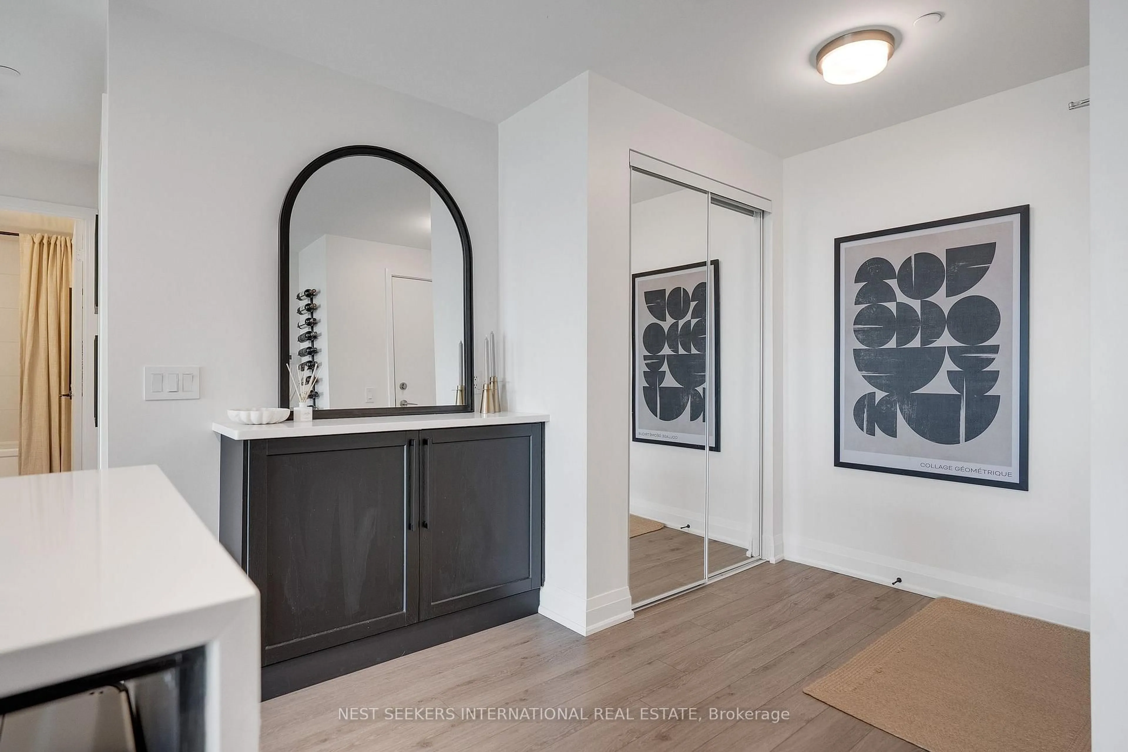 Indoor entryway for 681 Yonge St #404, Barrie Ontario L4N 4E8