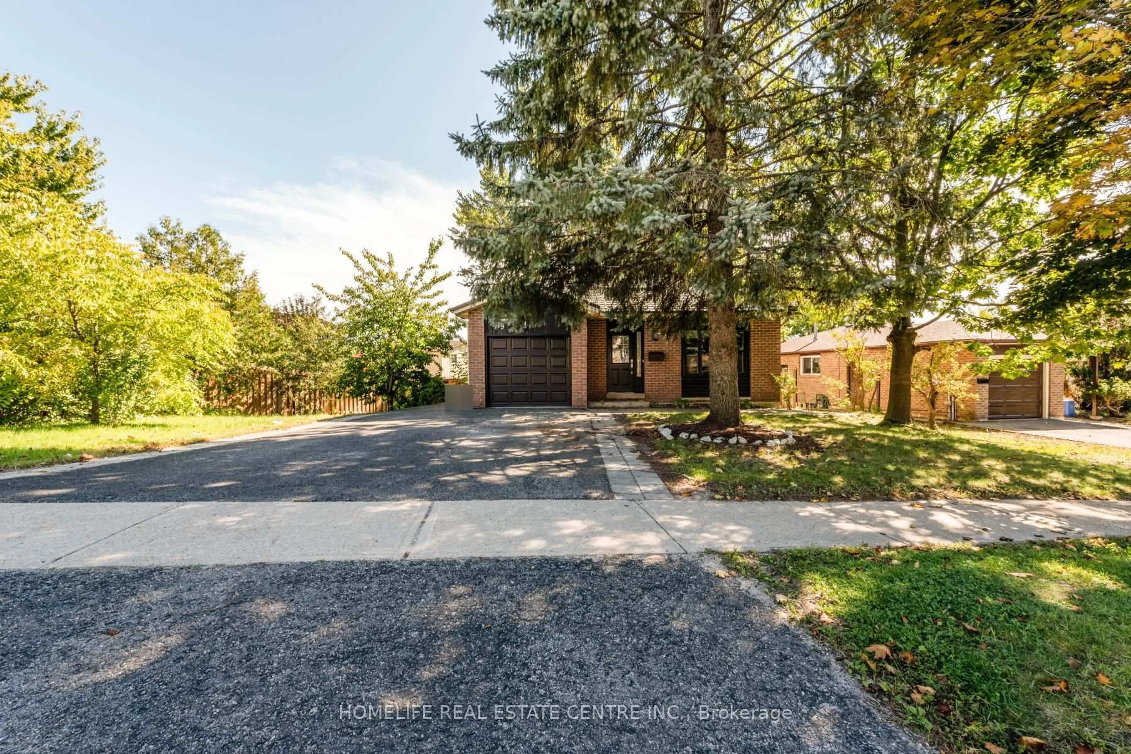 A pic from outside/outdoor area/front of a property/back of a property/a pic from drone, street for 79 Fox Ru, Barrie Ontario L4N 5L6
