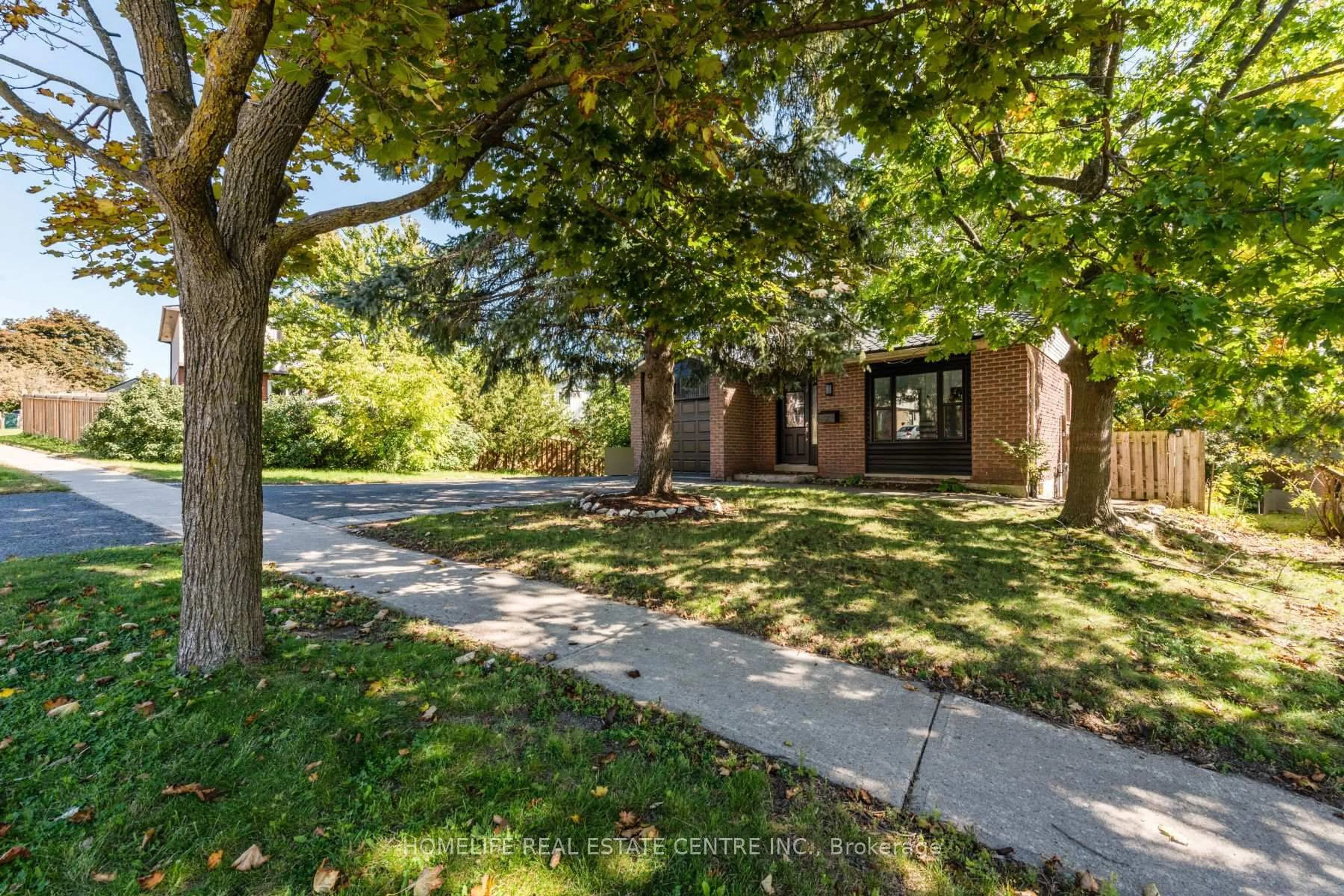 A pic from outside/outdoor area/front of a property/back of a property/a pic from drone, street for 79 Fox Ru, Barrie Ontario L4N 5L6