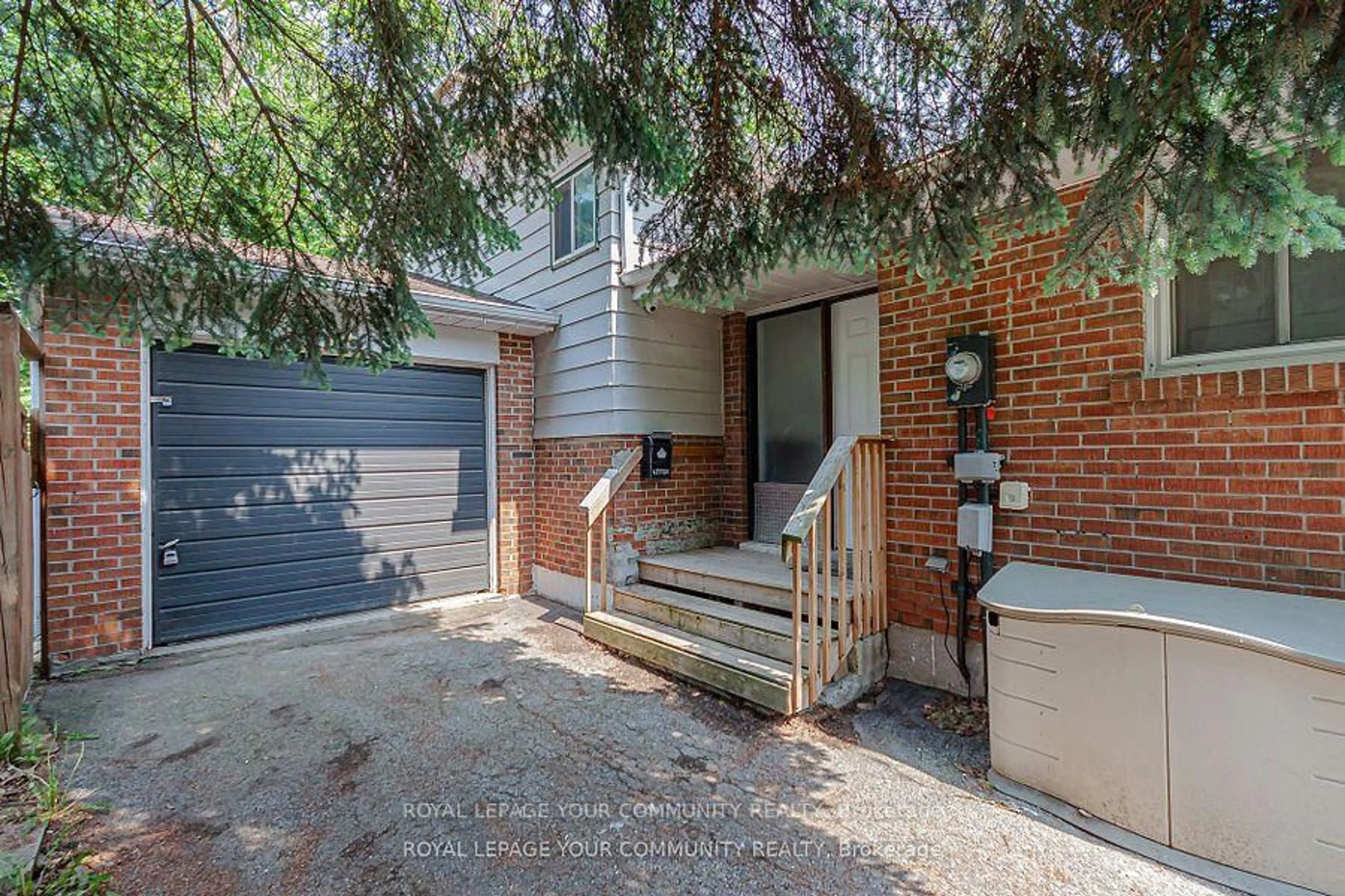 Home with brick exterior material, street for 21 Ashdale Crt, Barrie Ontario L4M 5B5