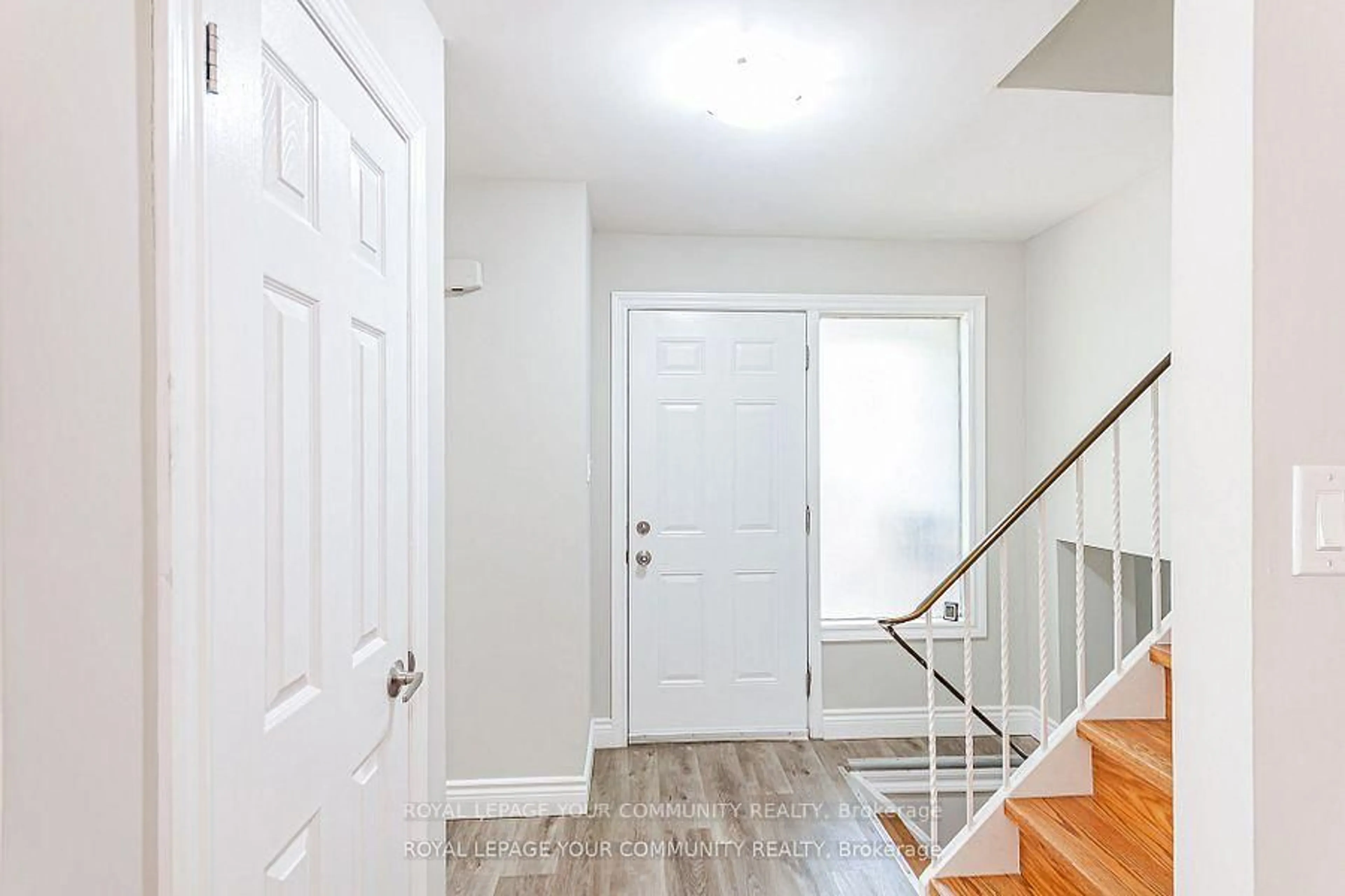 Indoor entryway for 21 Ashdale Crt, Barrie Ontario L4M 5B5