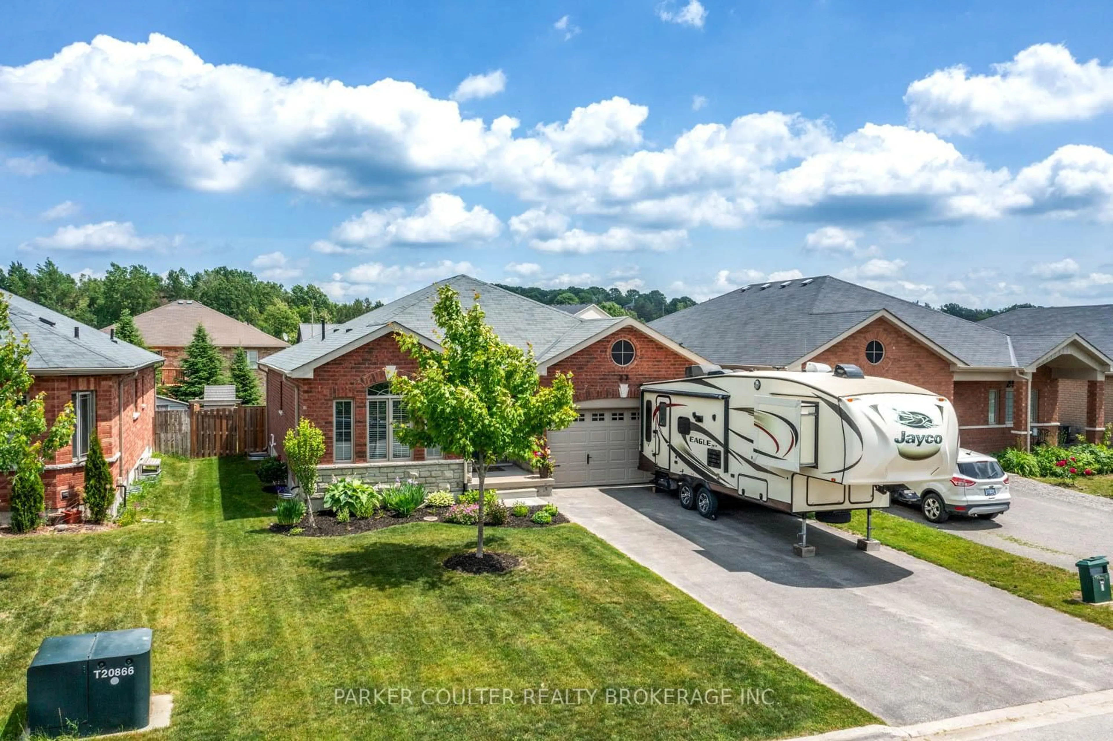 A pic from outside/outdoor area/front of a property/back of a property/a pic from drone, unknown for 23 Hatton Dr, Penetanguishene Ontario L9M 0V7