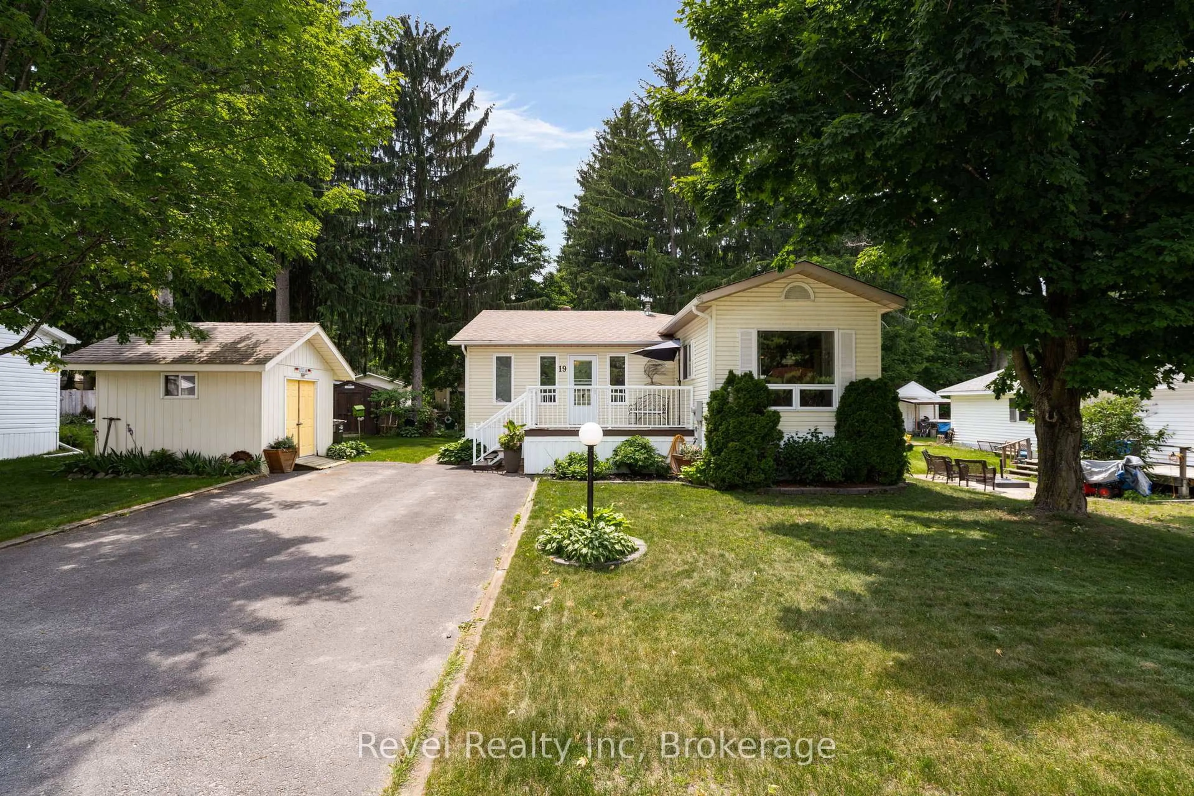 A pic from outside/outdoor area/front of a property/back of a property/a pic from drone, street for 5411 Elliott Sdrd #19, Tay Ontario L4R 4K3