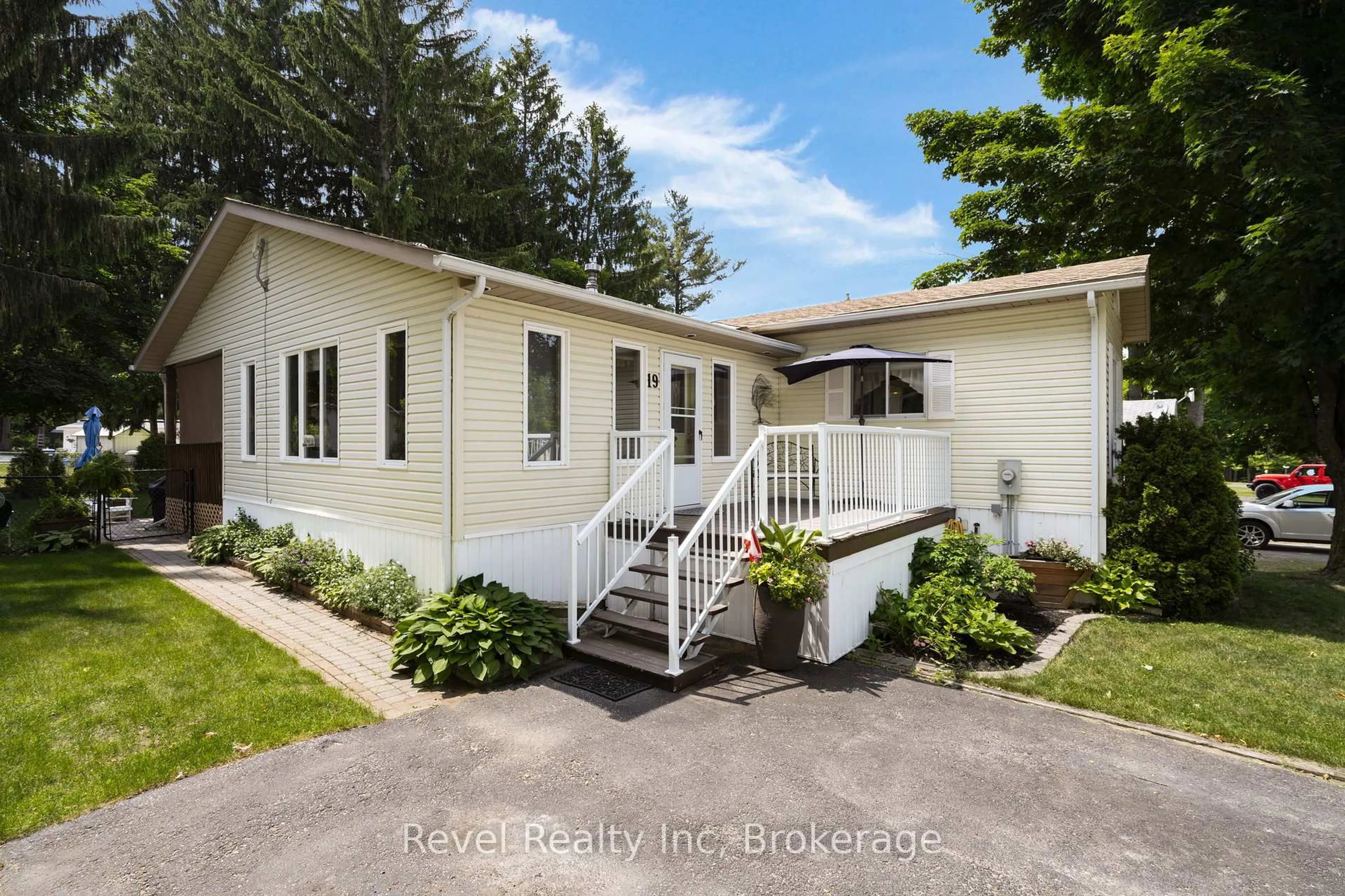 A pic from outside/outdoor area/front of a property/back of a property/a pic from drone, street for 5411 Elliott Sdrd #19, Tay Ontario L4R 4K3