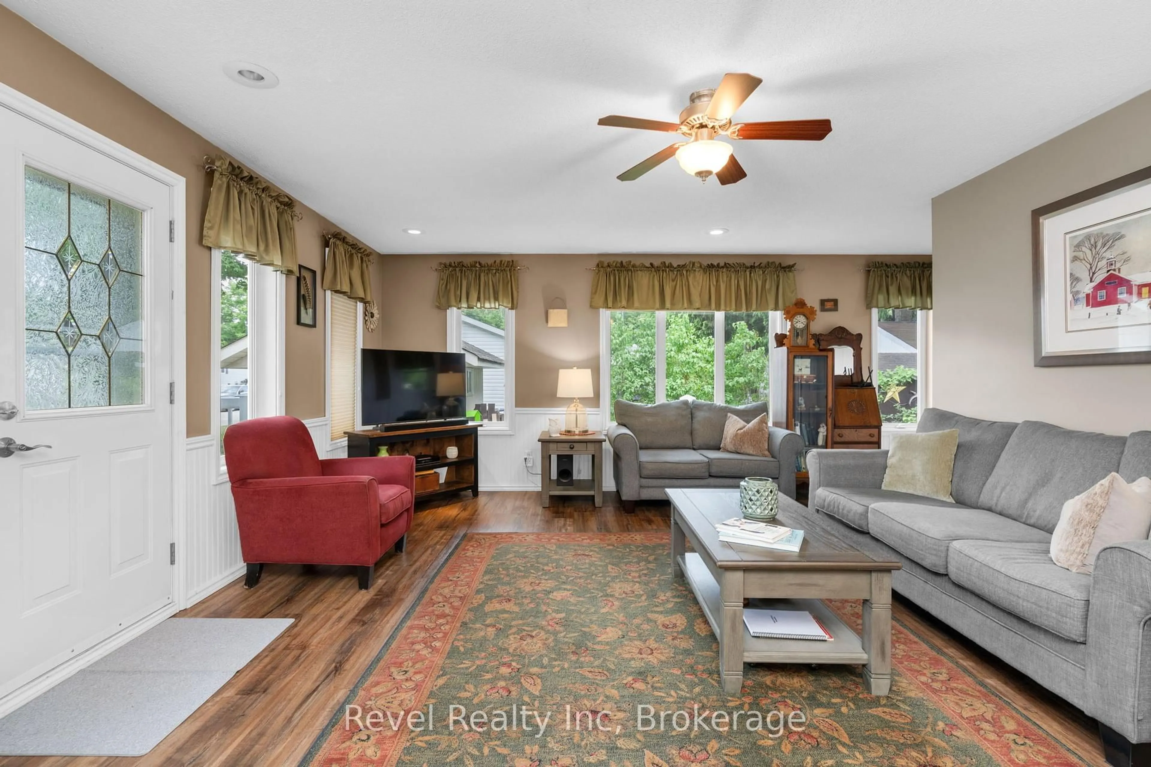 Living room with furniture, unknown for 5411 Elliott Sdrd #19, Tay Ontario L4R 4K3