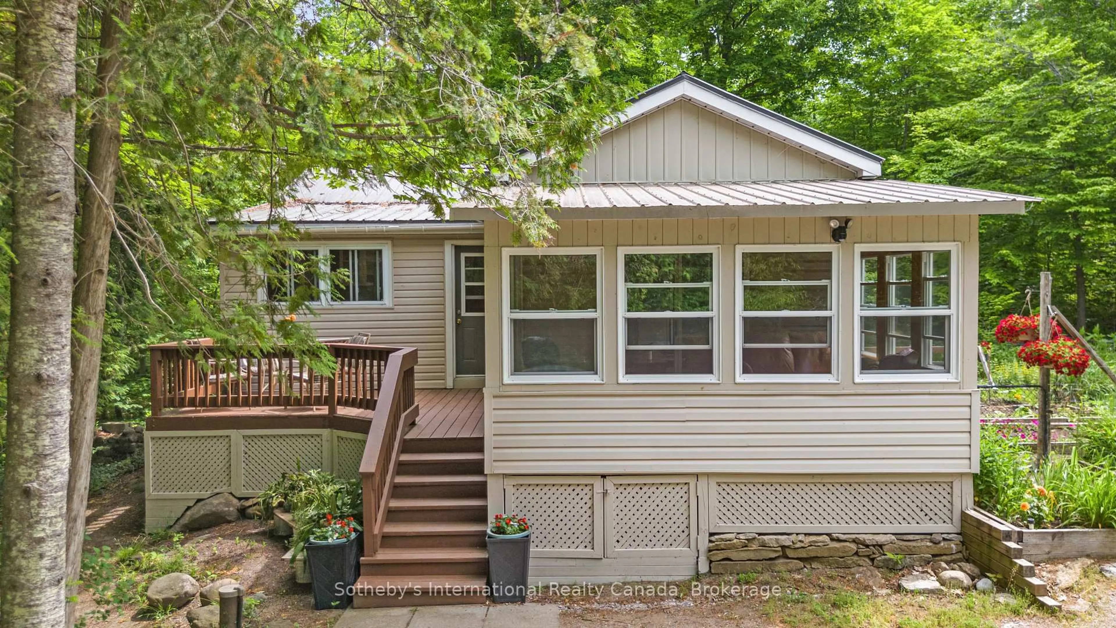 Home with vinyl exterior material, street for 31 Meadows Ave, Tay Ontario L0K 2C0