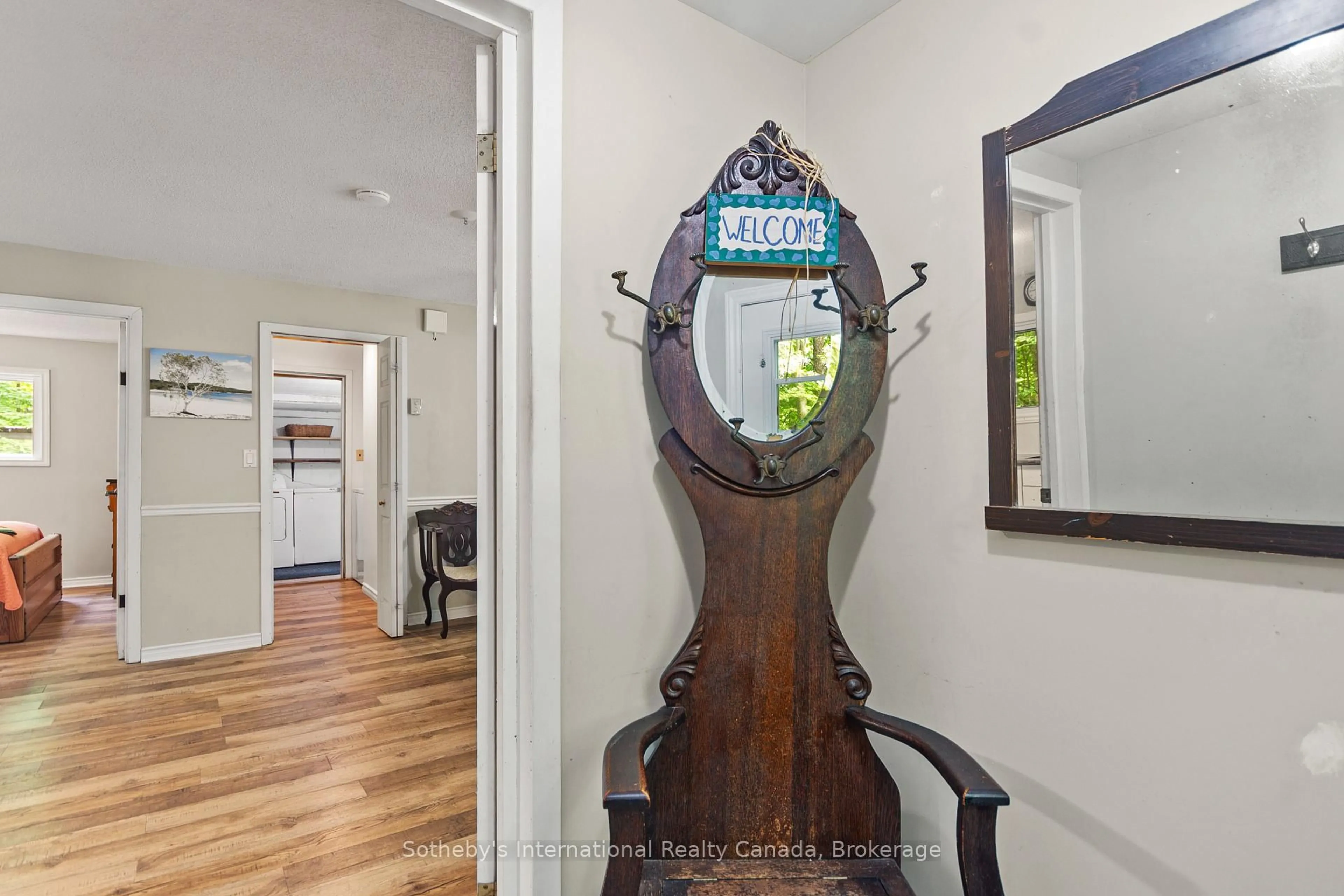 Indoor entryway for 31 Meadows Ave, Tay Ontario L0K 2C0