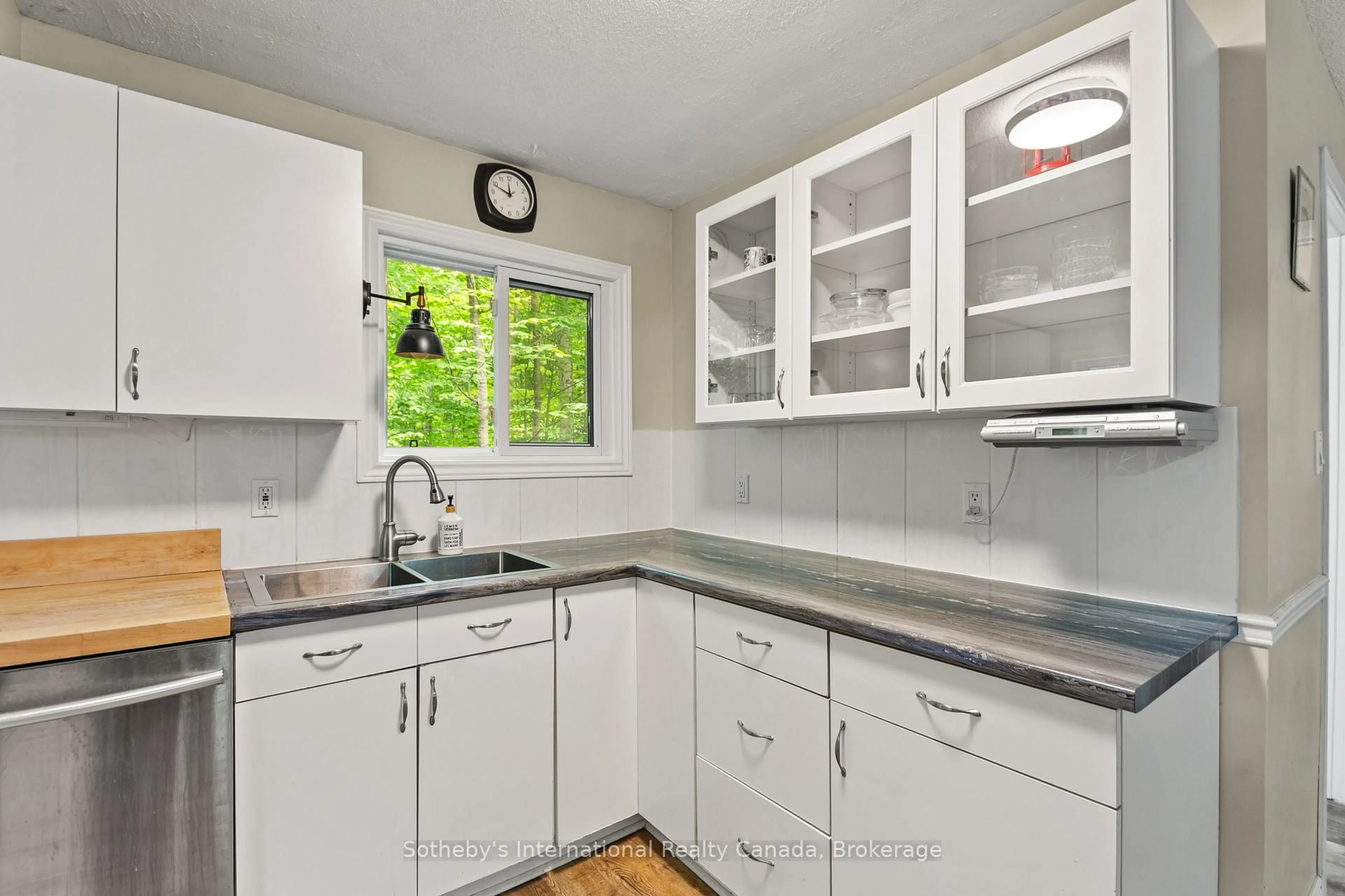 Standard kitchen, ceramic/tile floor for 31 Meadows Ave, Tay Ontario L0K 2C0