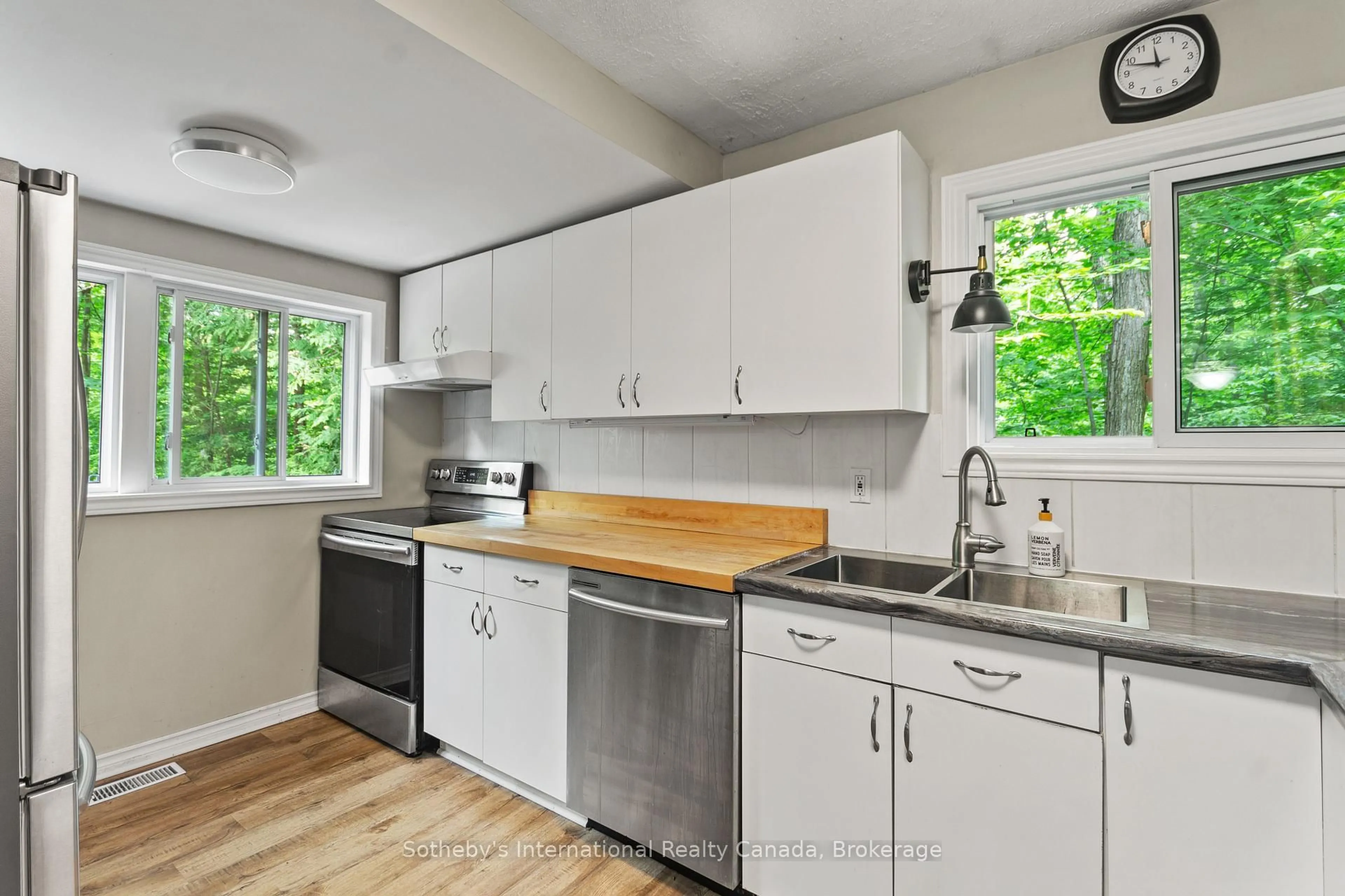 Standard kitchen, unknown for 31 Meadows Ave, Tay Ontario L0K 2C0