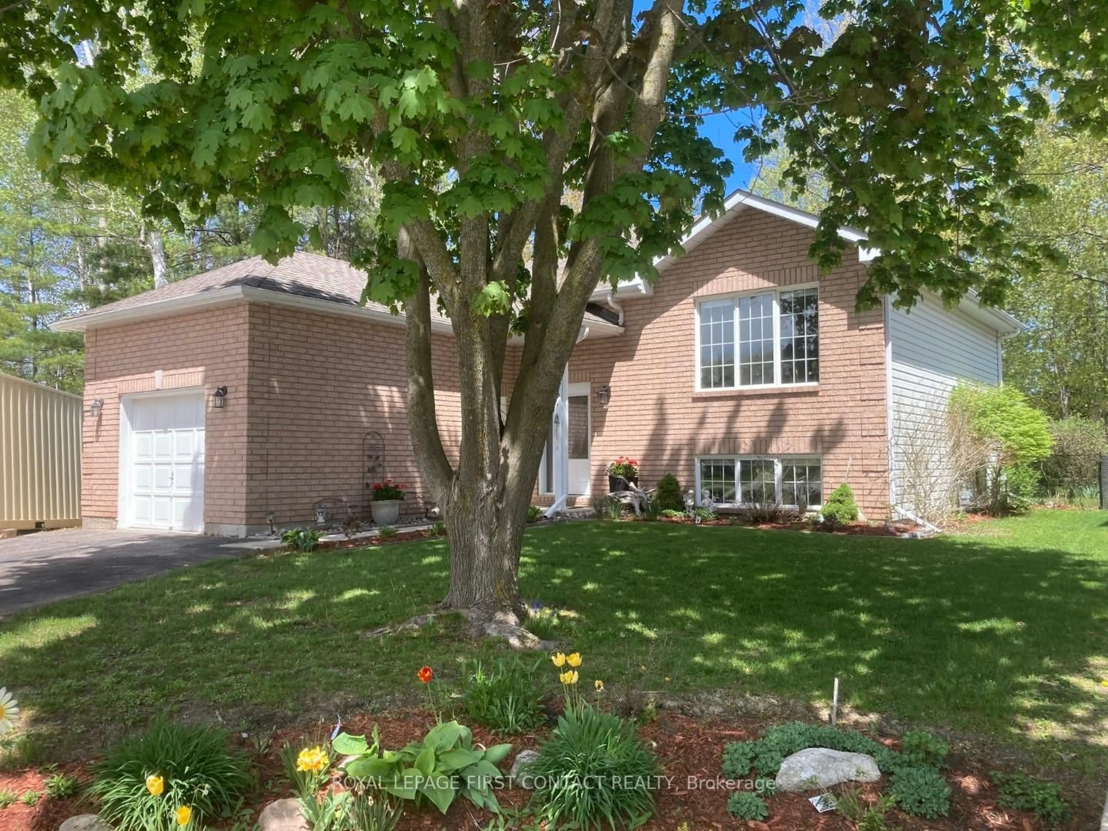 Home with brick exterior material, street for 15 Lisbon Crt, Wasaga Beach Ontario L9Z 1L2