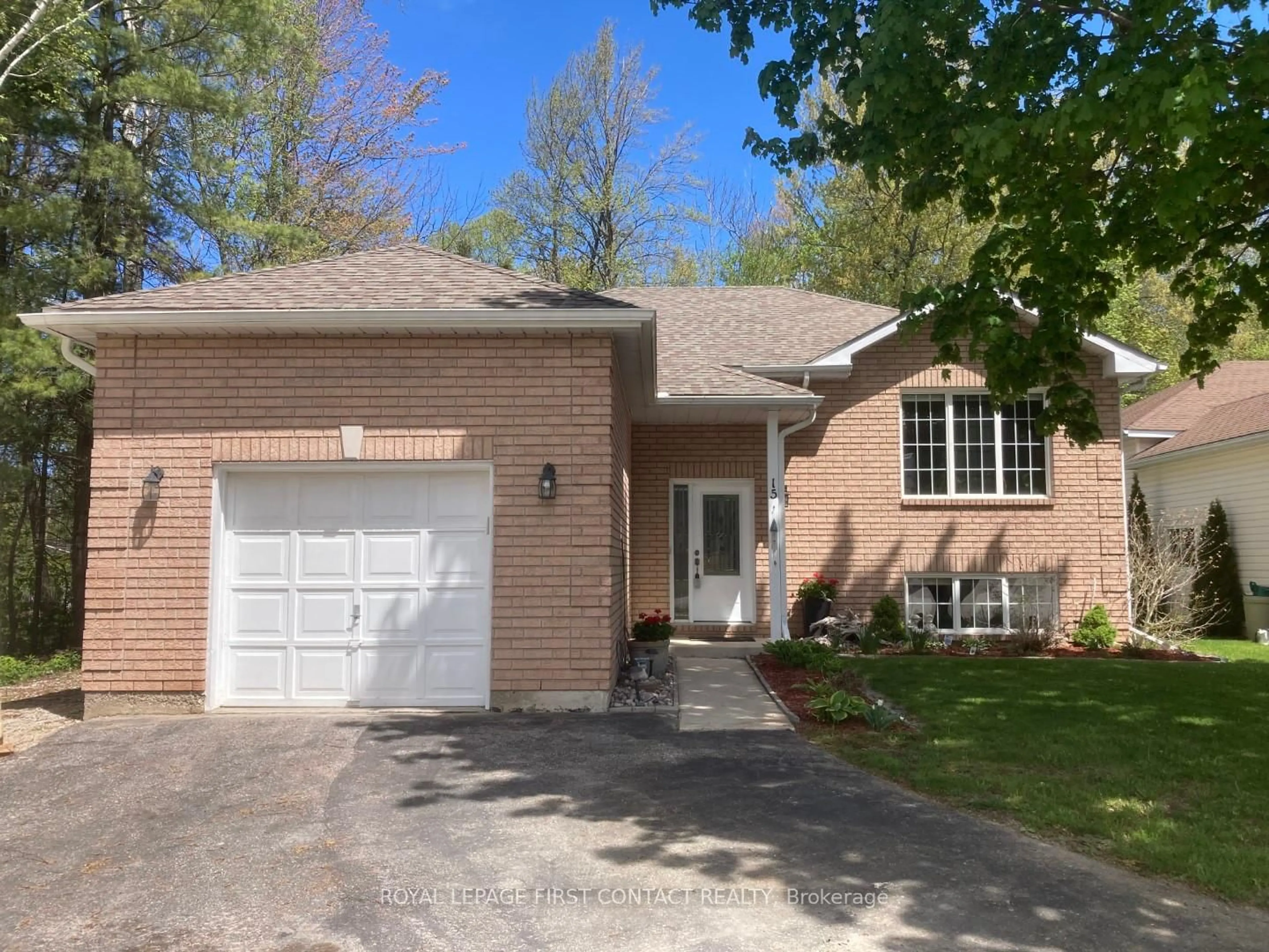 Home with brick exterior material, street for 15 Lisbon Crt, Wasaga Beach Ontario L9Z 1L2
