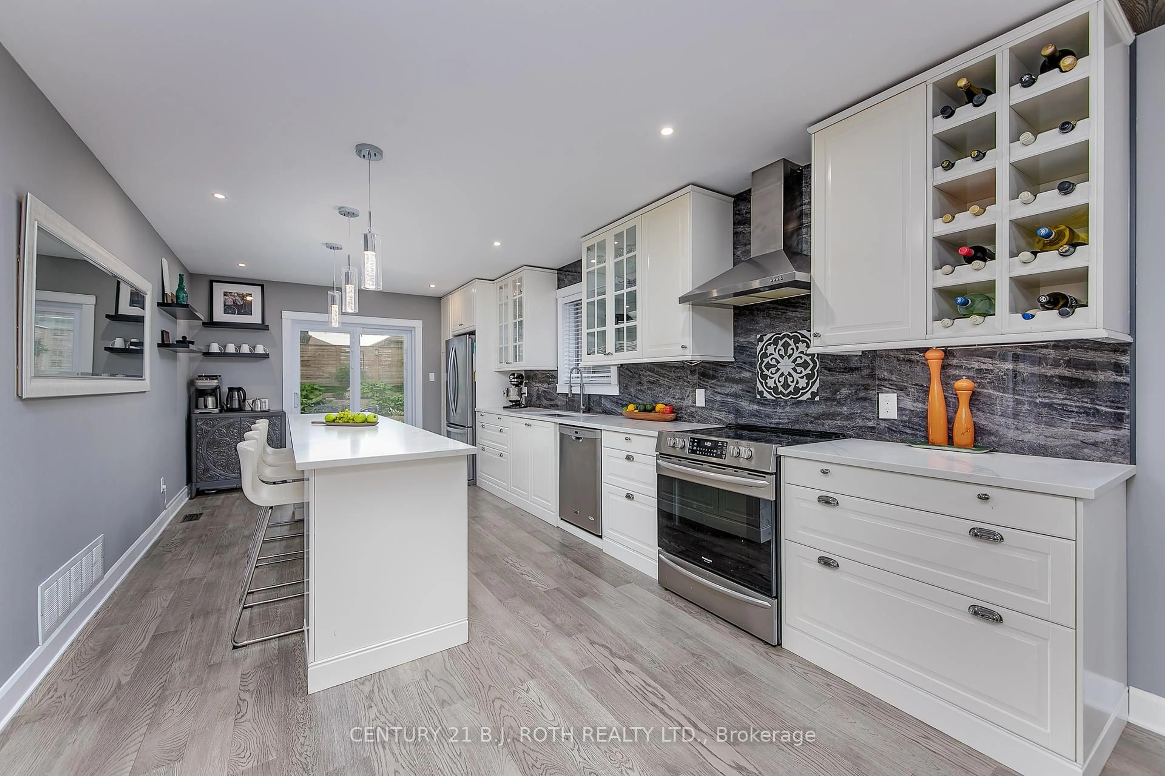 Contemporary kitchen, unknown for 26 Monique Cres, Barrie Ontario L4M 6Y3