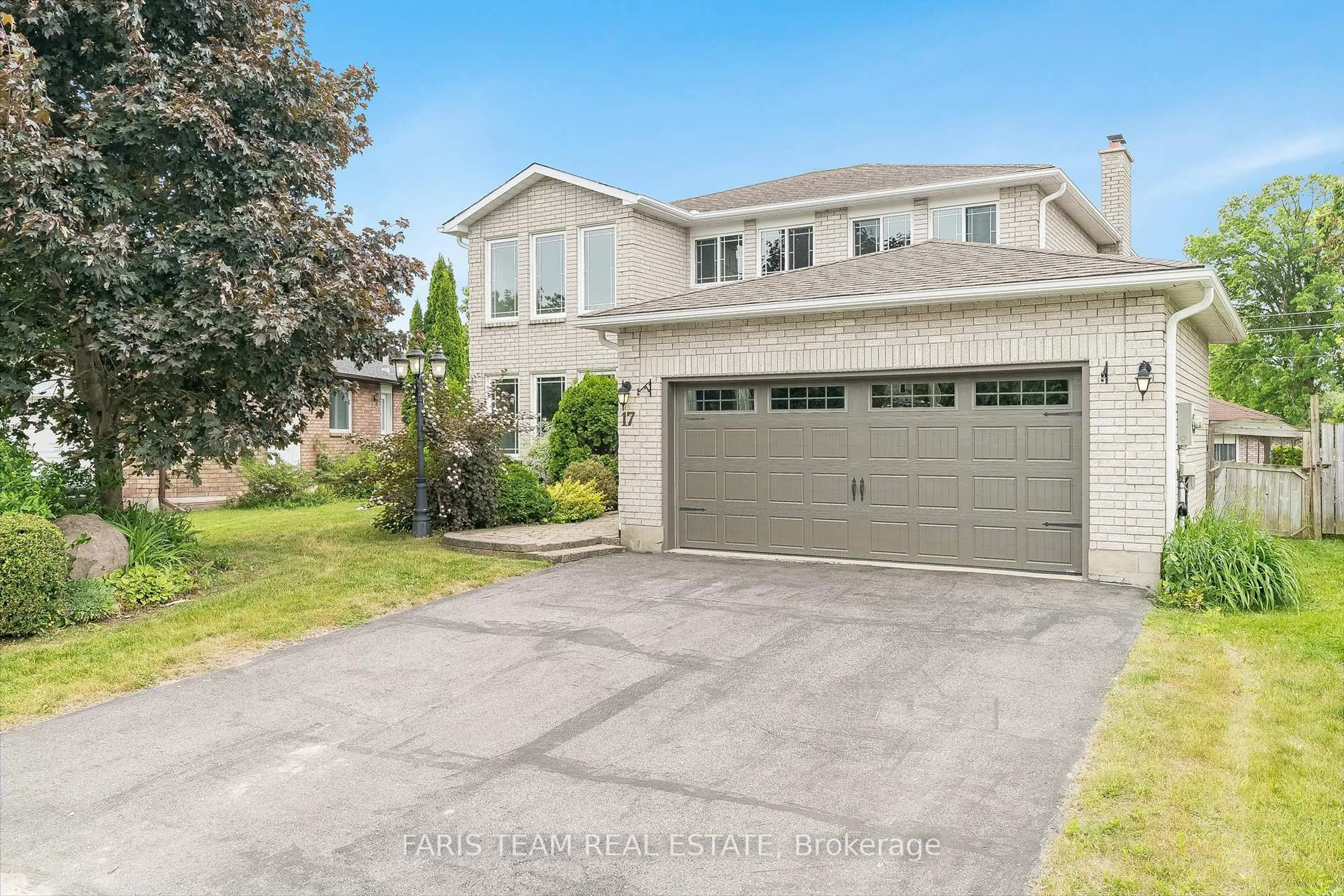Home with vinyl exterior material, street for 17 Radenhurst Cres, Barrie Ontario L4M 6C6