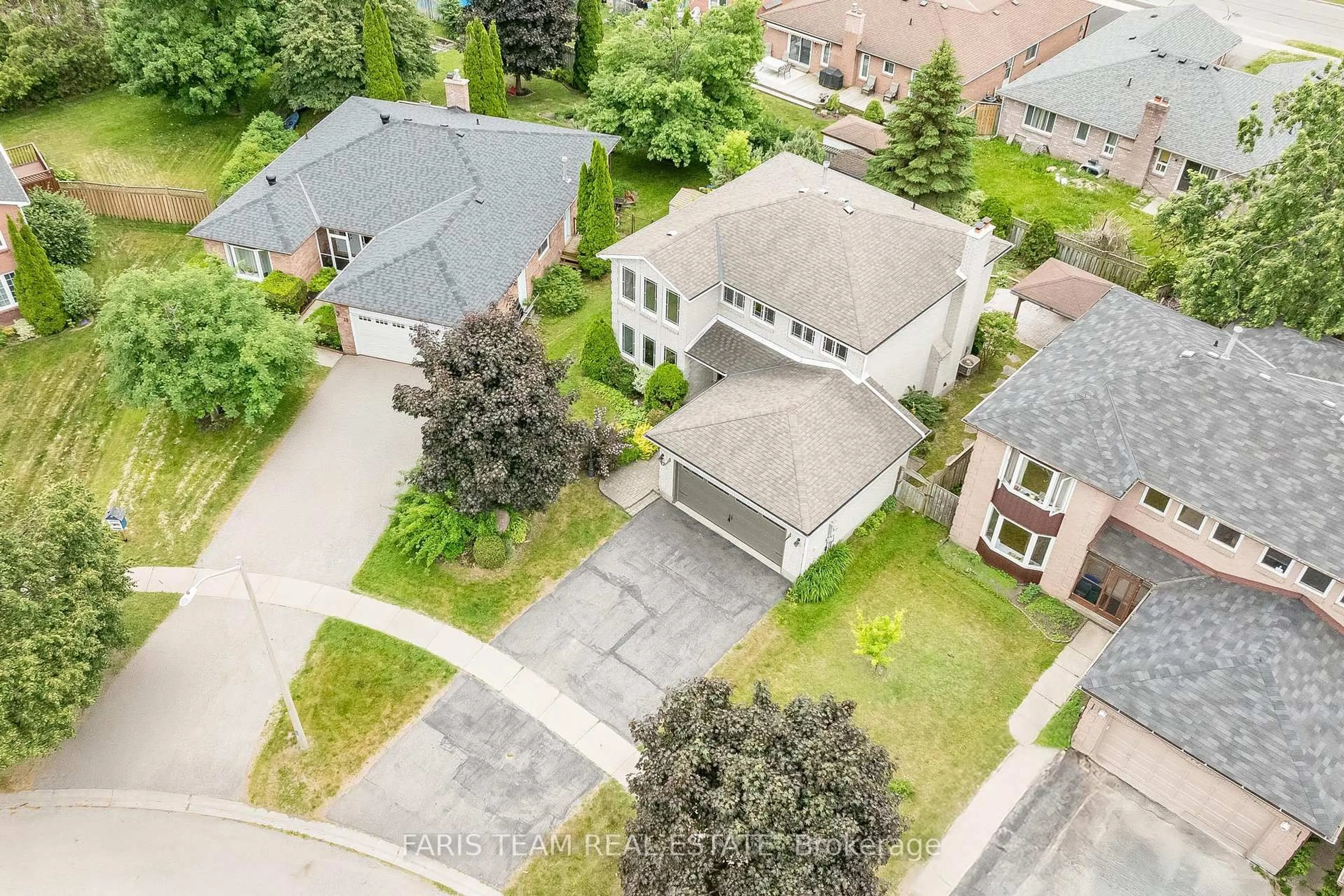 A pic from outside/outdoor area/front of a property/back of a property/a pic from drone, street for 17 Radenhurst Cres, Barrie Ontario L4M 6C6