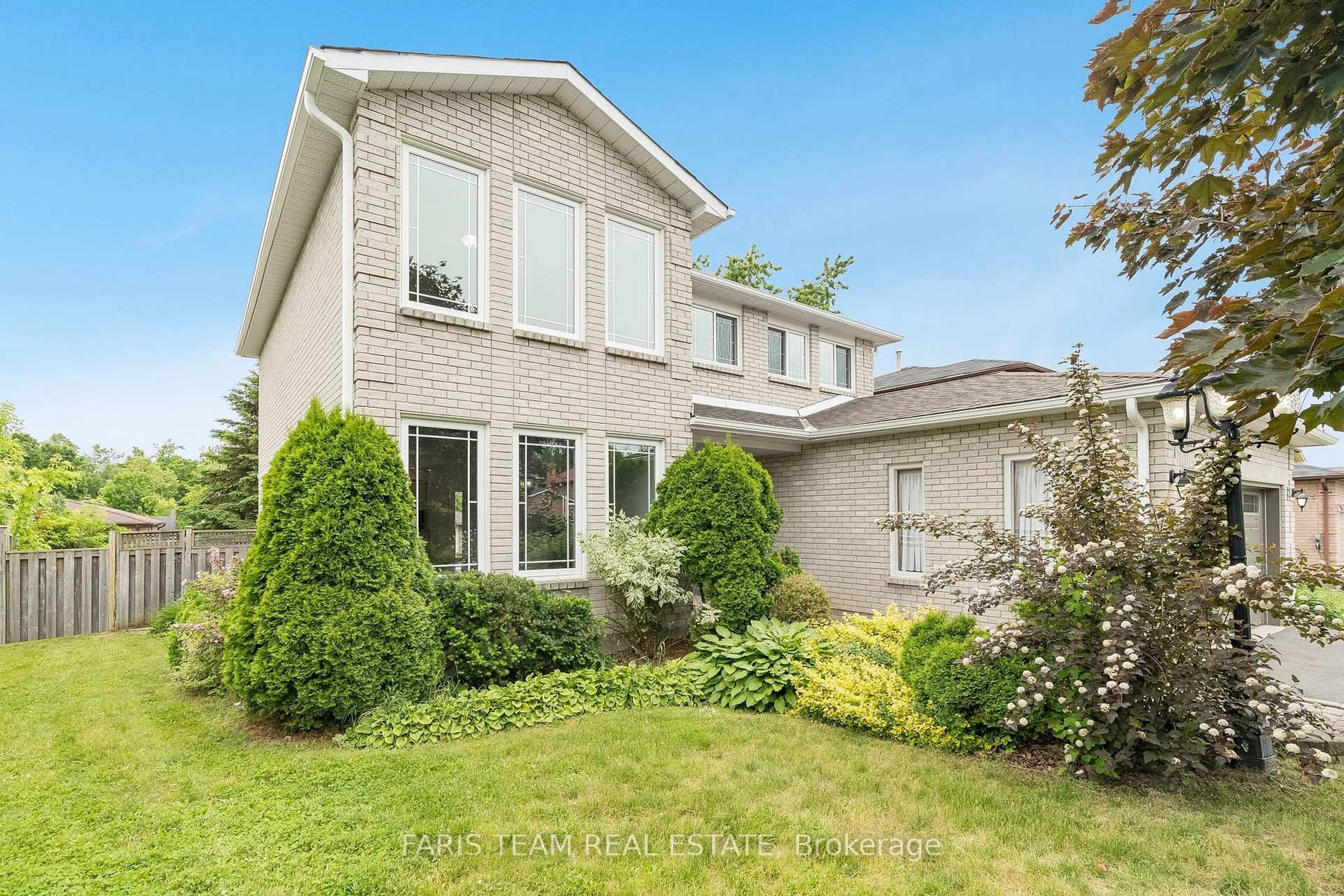 Home with vinyl exterior material, street for 17 Radenhurst Cres, Barrie Ontario L4M 6C6