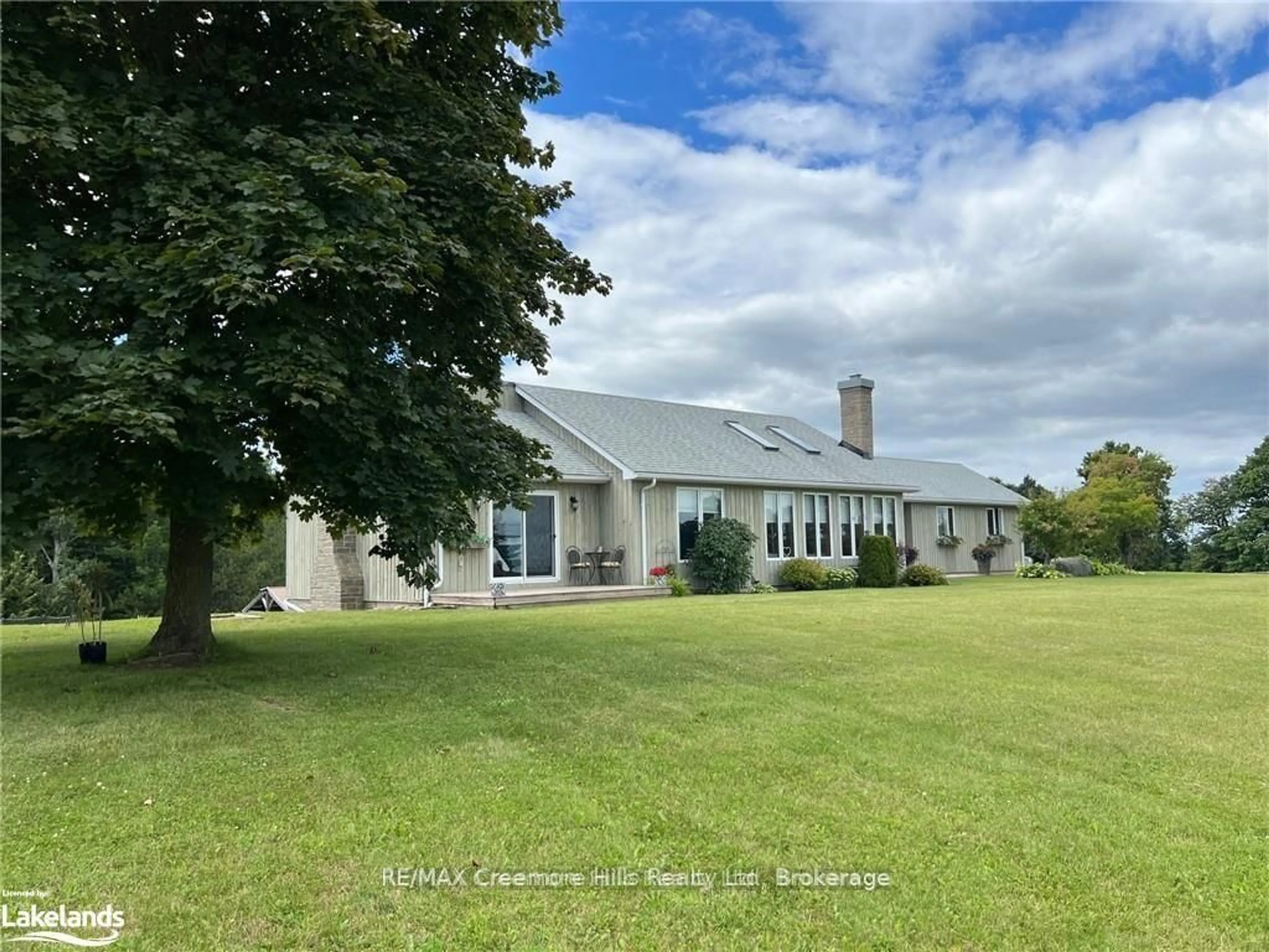 A pic from outside/outdoor area/front of a property/back of a property/a pic from drone, building for 2332 Centre Line Rd, Clearview Ontario L0M 1G0