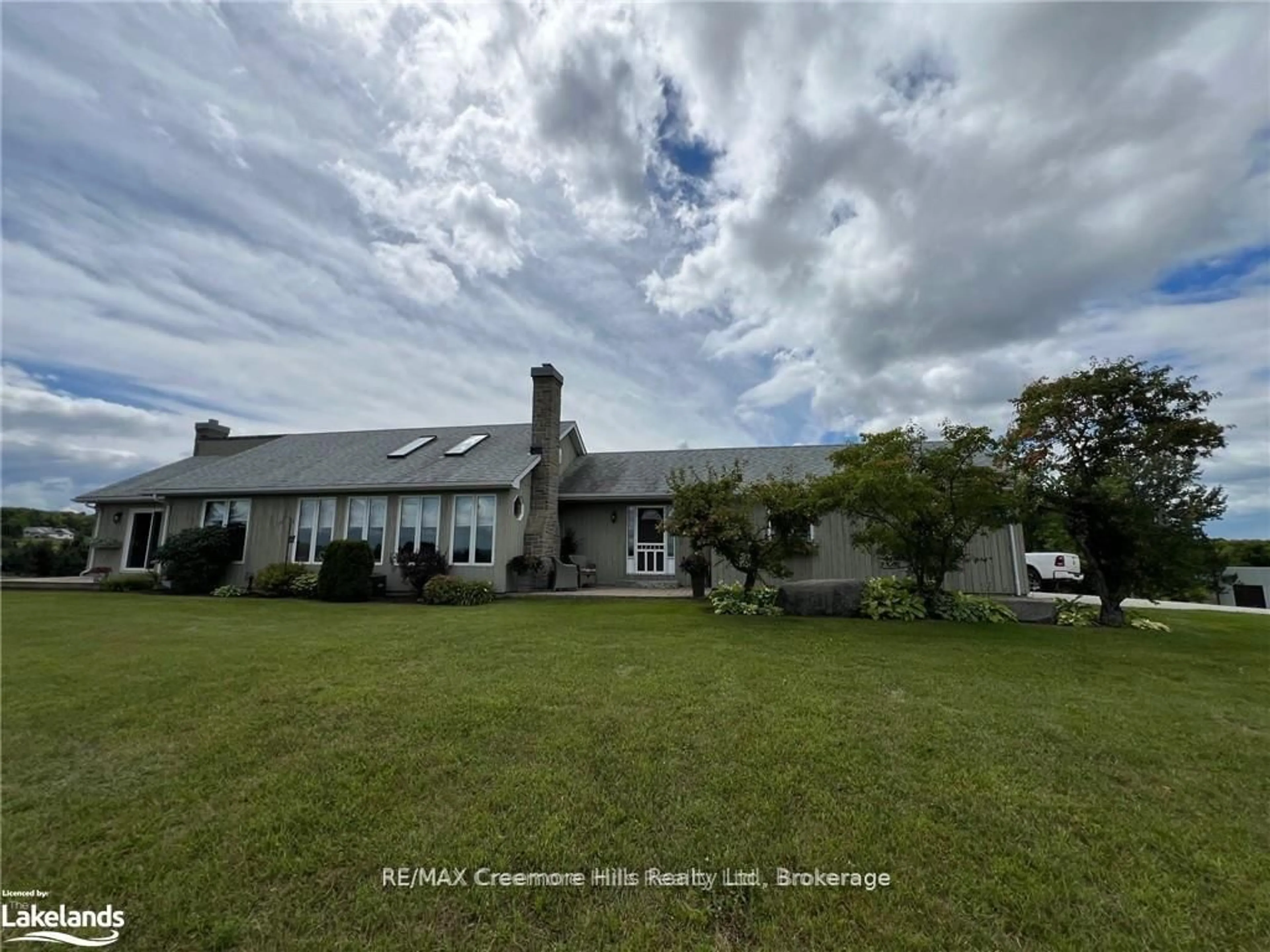 A pic from outside/outdoor area/front of a property/back of a property/a pic from drone, building for 2332 Centre Line Rd, Clearview Ontario L0M 1G0