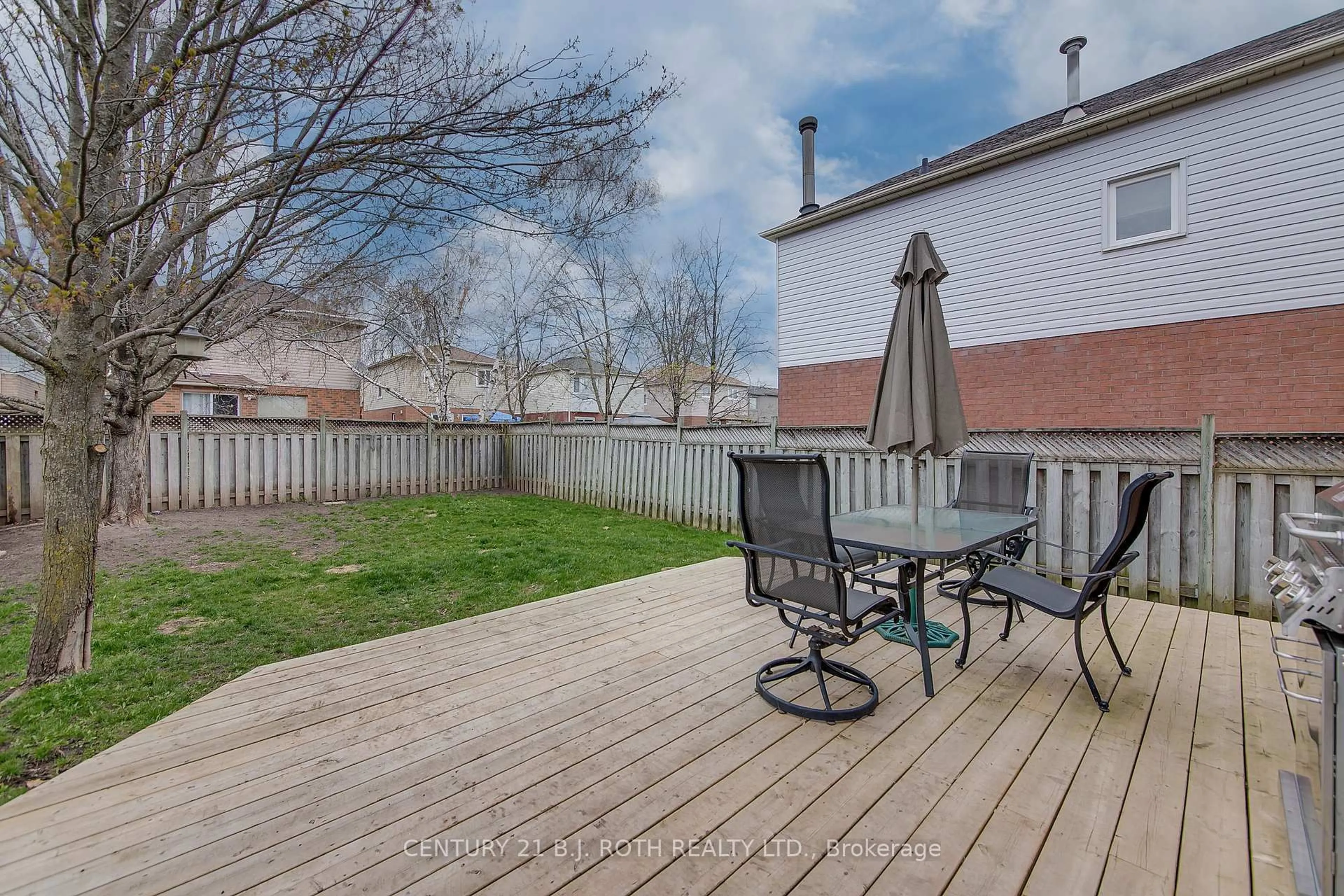 Patio, street for 107 Laidlaw Dr, Barrie Ontario L4N 7R9