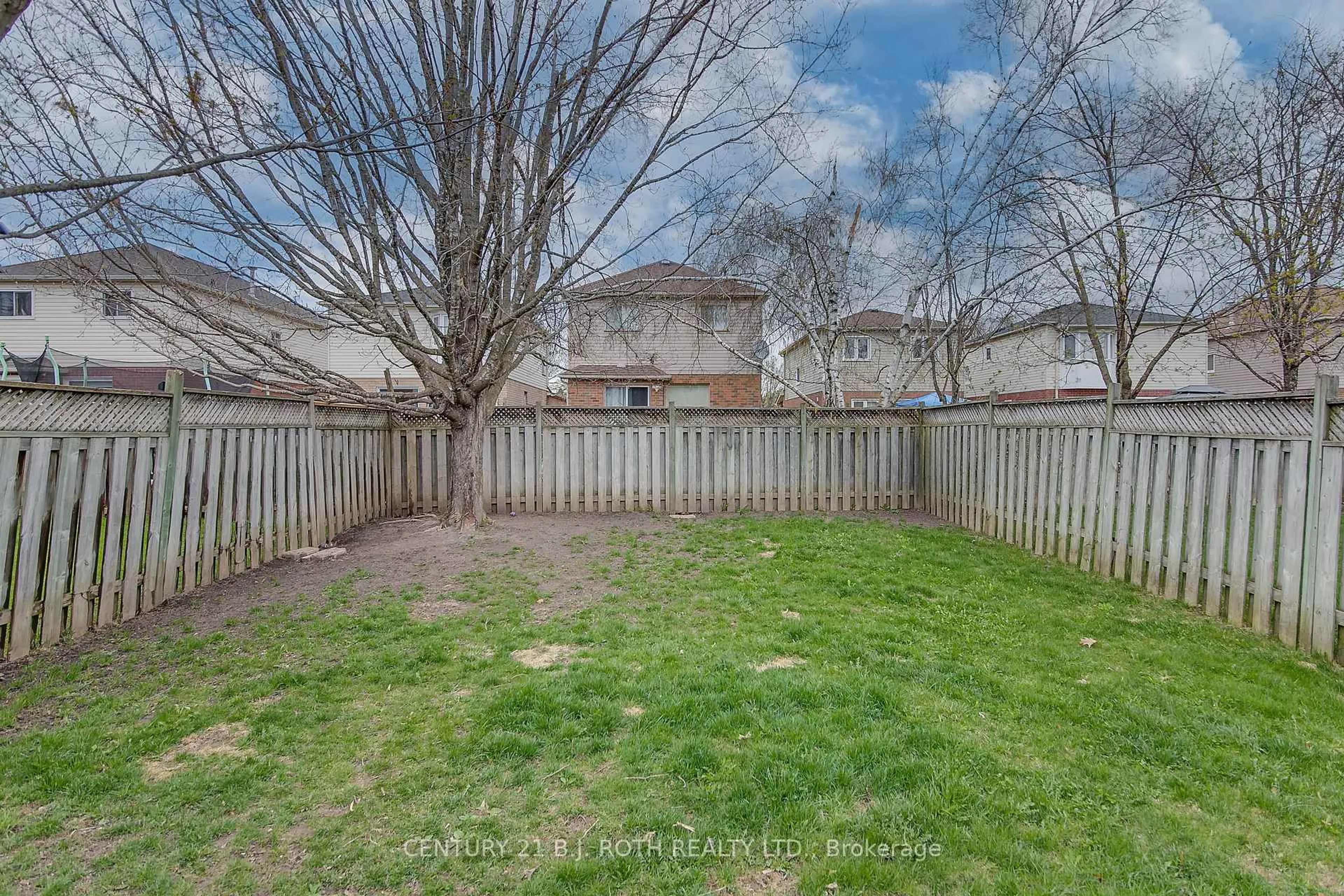 Patio, street for 107 Laidlaw Dr, Barrie Ontario L4N 7R9