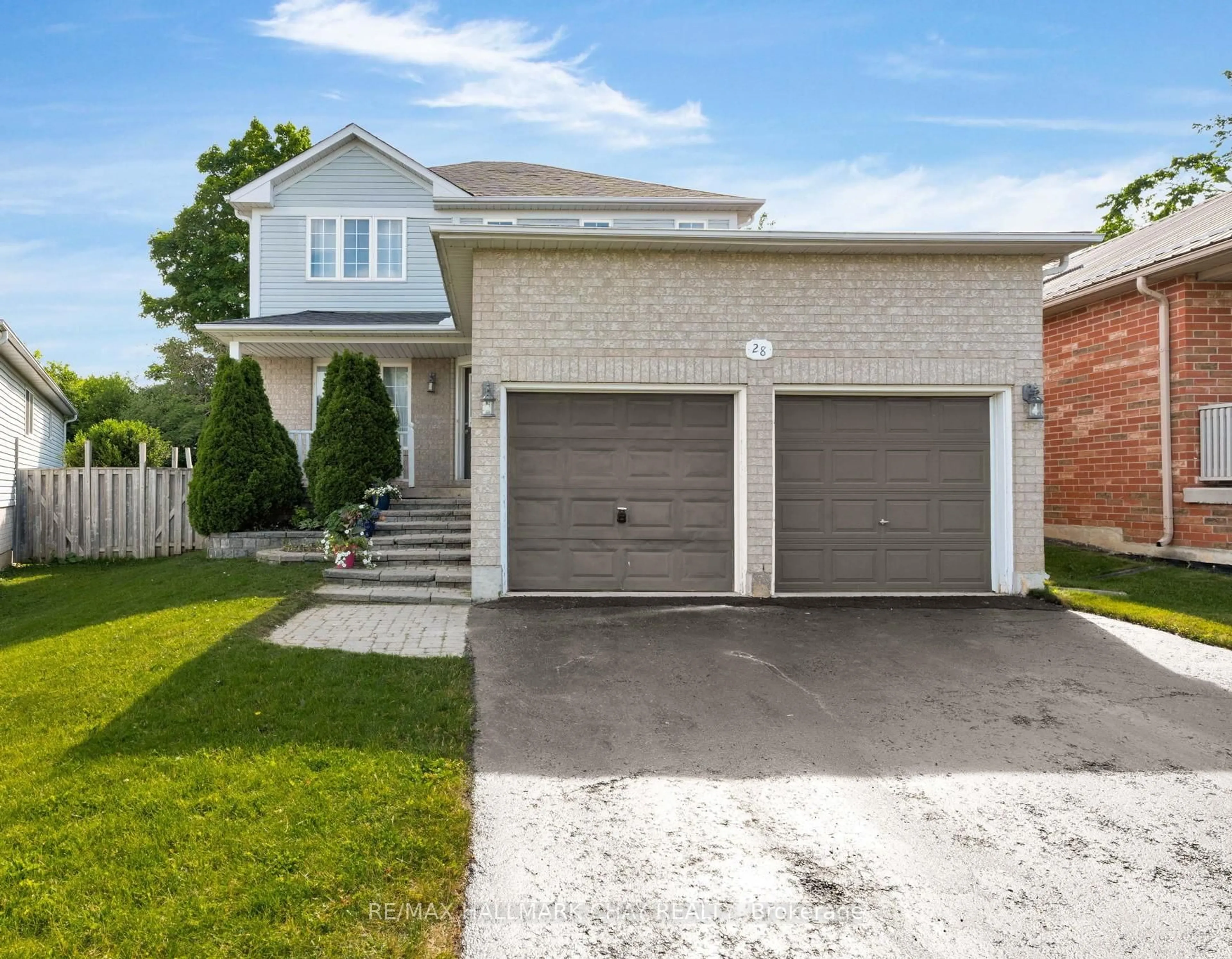 Home with brick exterior material, street for 28 Draper Cres, Barrie Ontario L4N 6B1