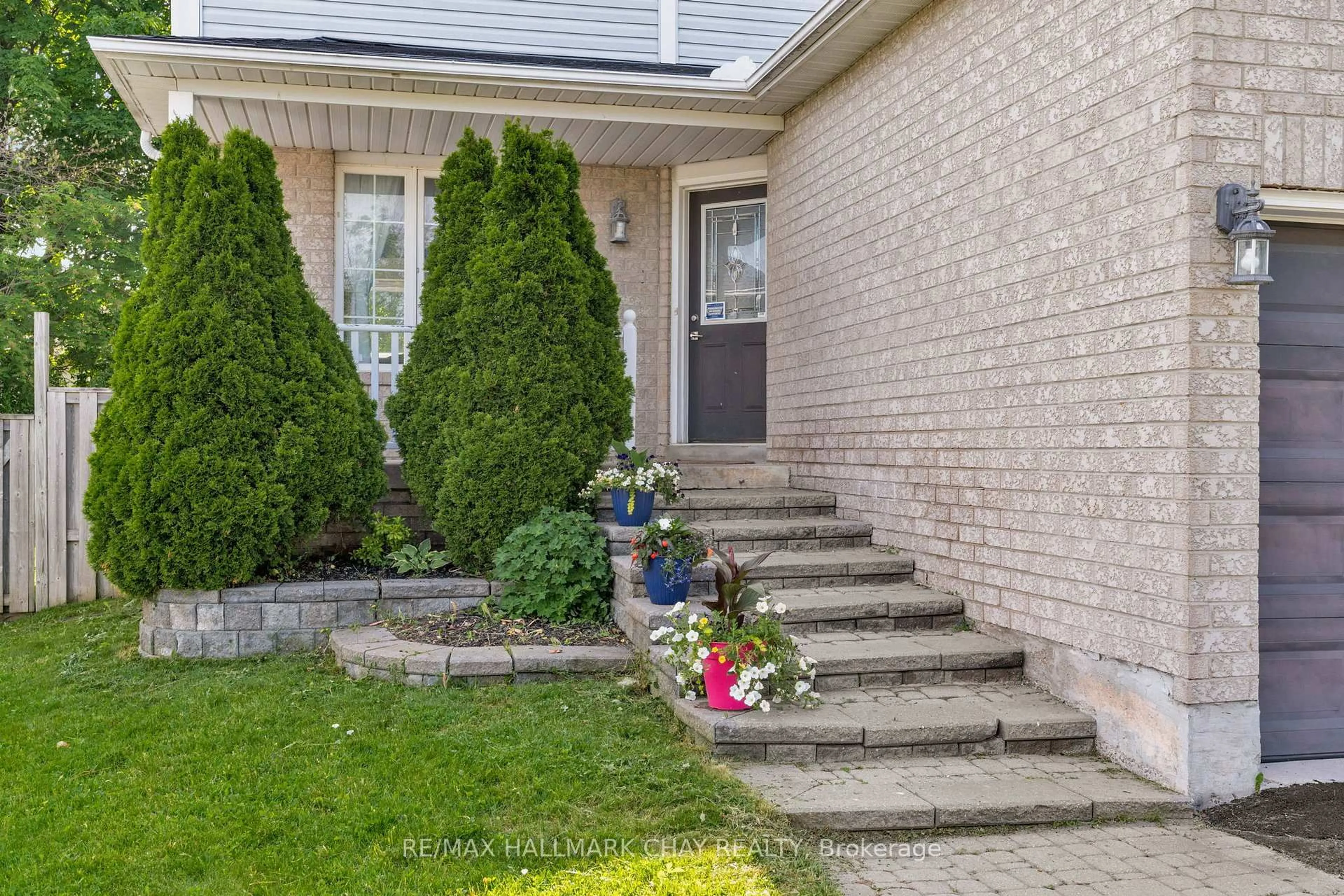 Unknown for 28 Draper Cres, Barrie Ontario L4N 6B1