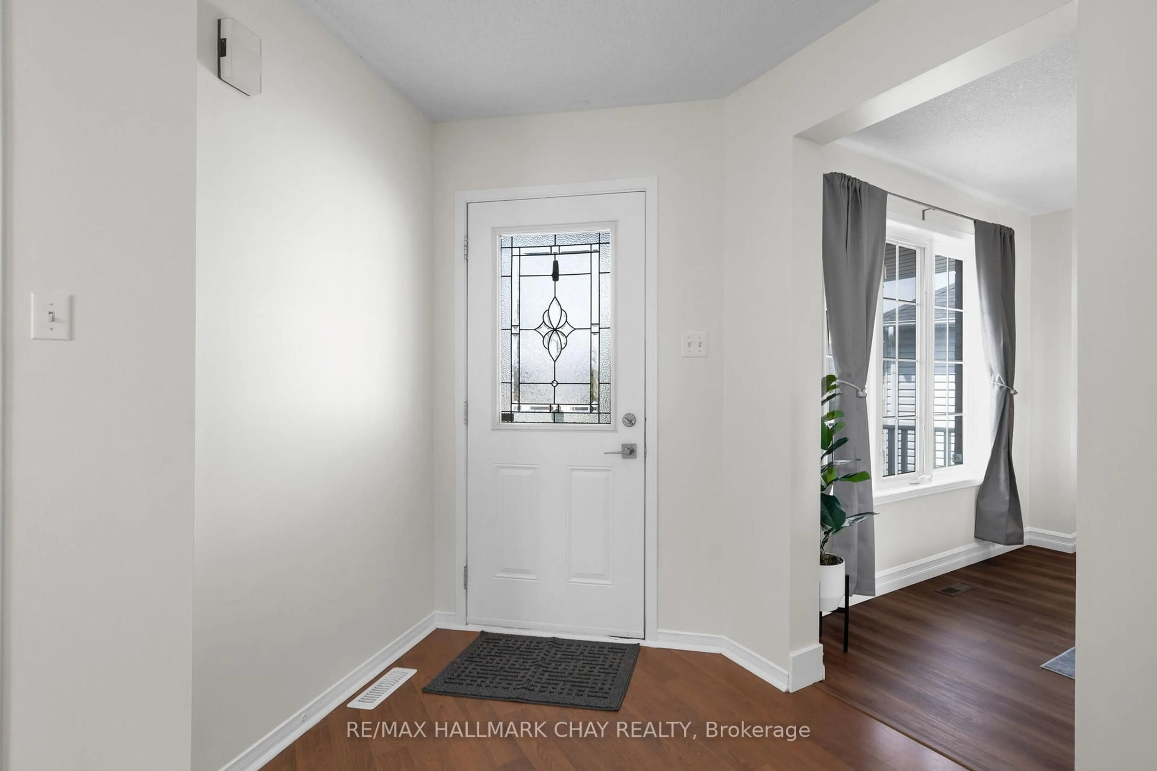 Indoor entryway for 28 Draper Cres, Barrie Ontario L4N 6B1