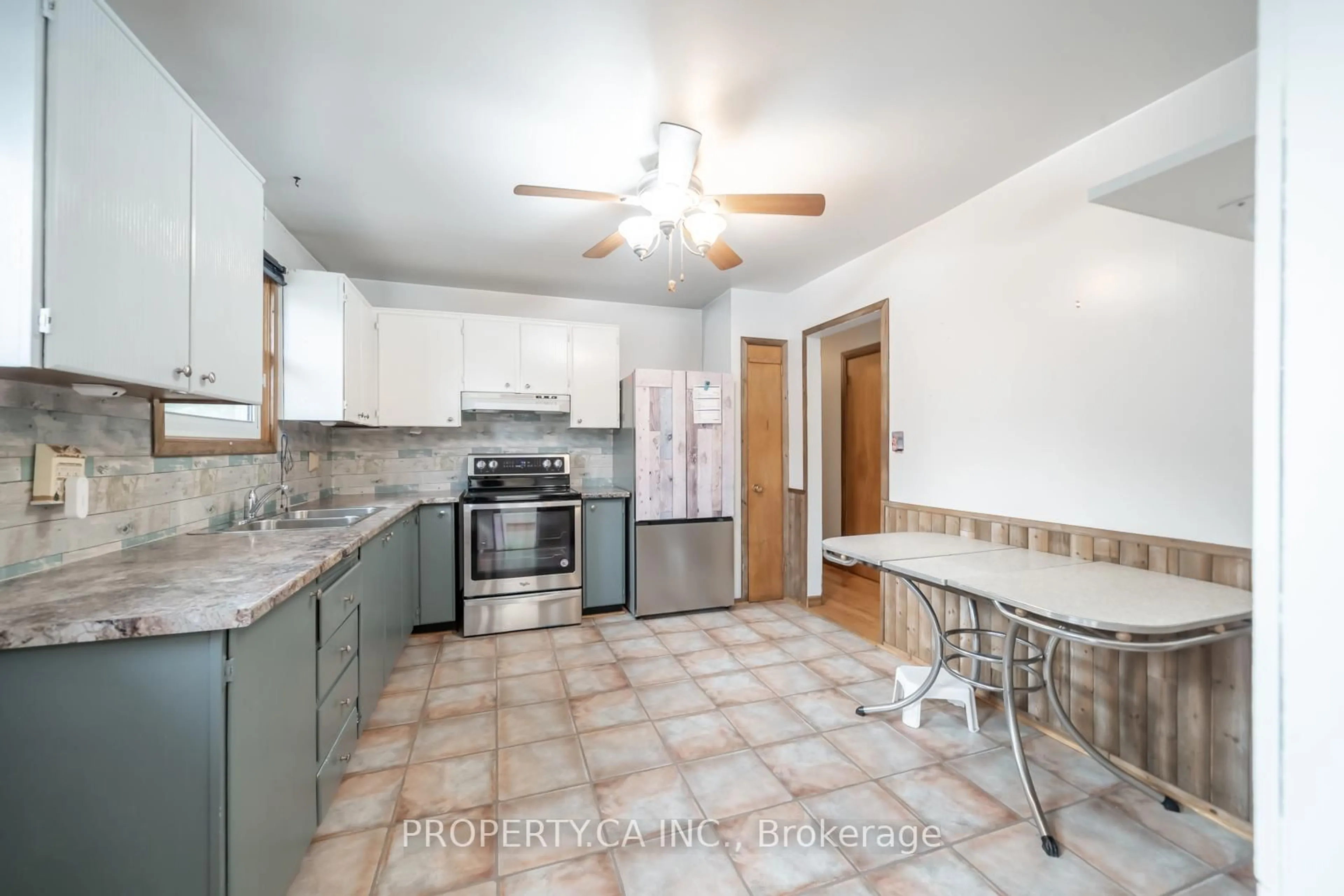 Standard kitchen, ceramic/tile floor for 427 Jamieson Dr, Orillia Ontario L3V 4Y6