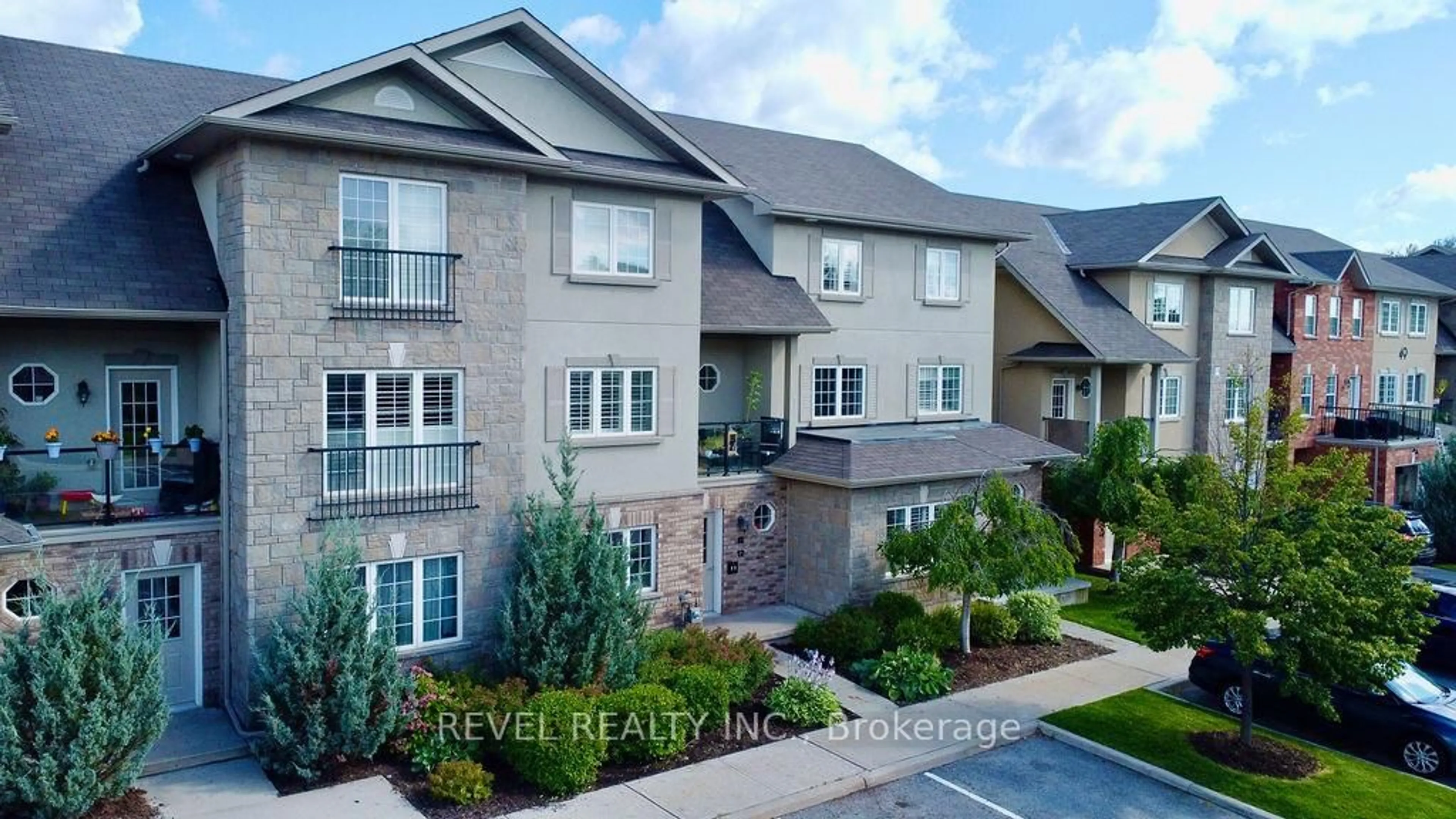 A pic from outside/outdoor area/front of a property/back of a property/a pic from drone, unknown for 53 Ferndale Dr #11, Barrie Ontario L4N 5W9