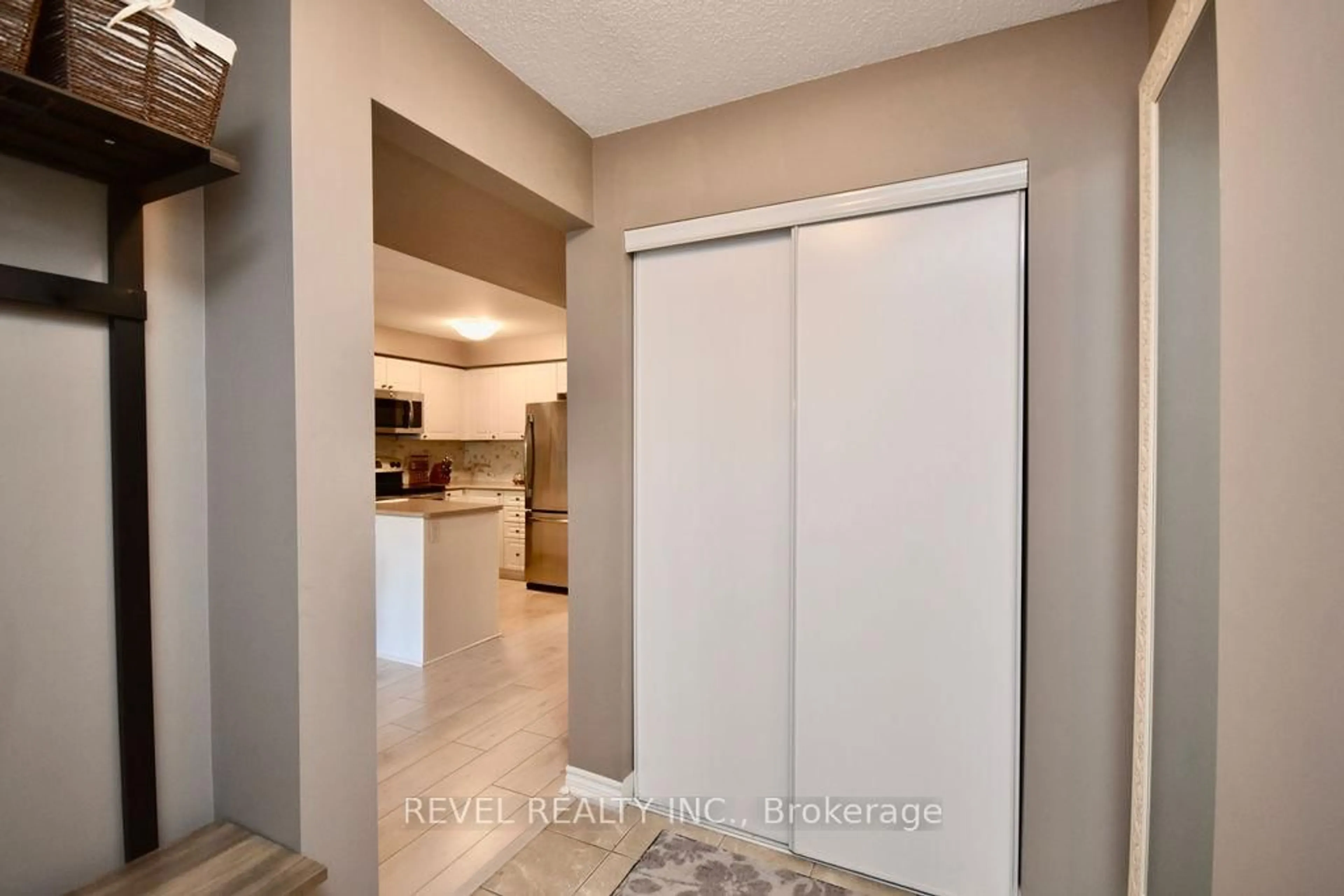 Indoor entryway for 53 Ferndale Dr #11, Barrie Ontario L4N 5W9