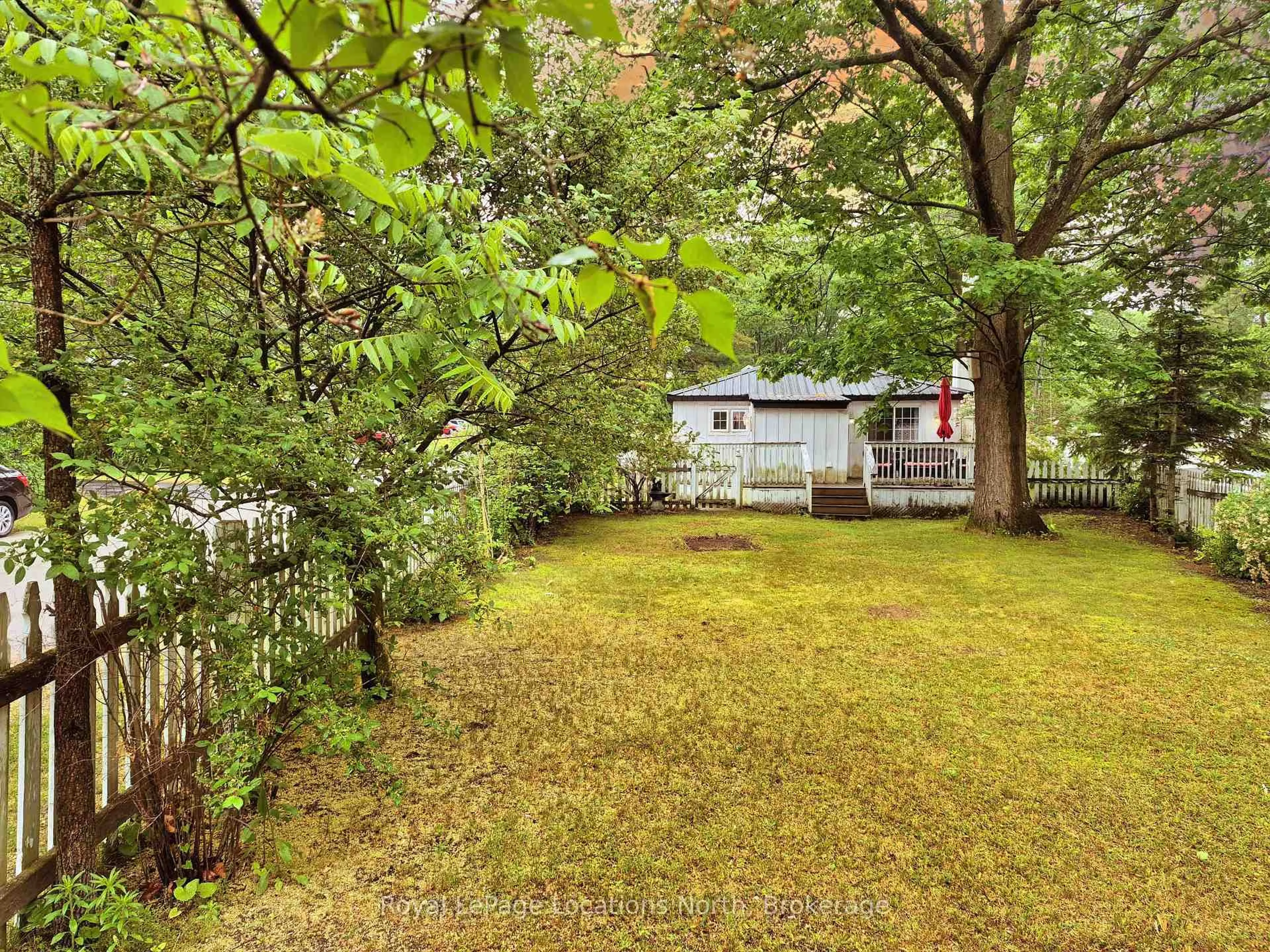 A pic from outside/outdoor area/front of a property/back of a property/a pic from drone, forest/trees view for 60 Parkwood Dr, Wasaga Beach Ontario L9Z 2T2