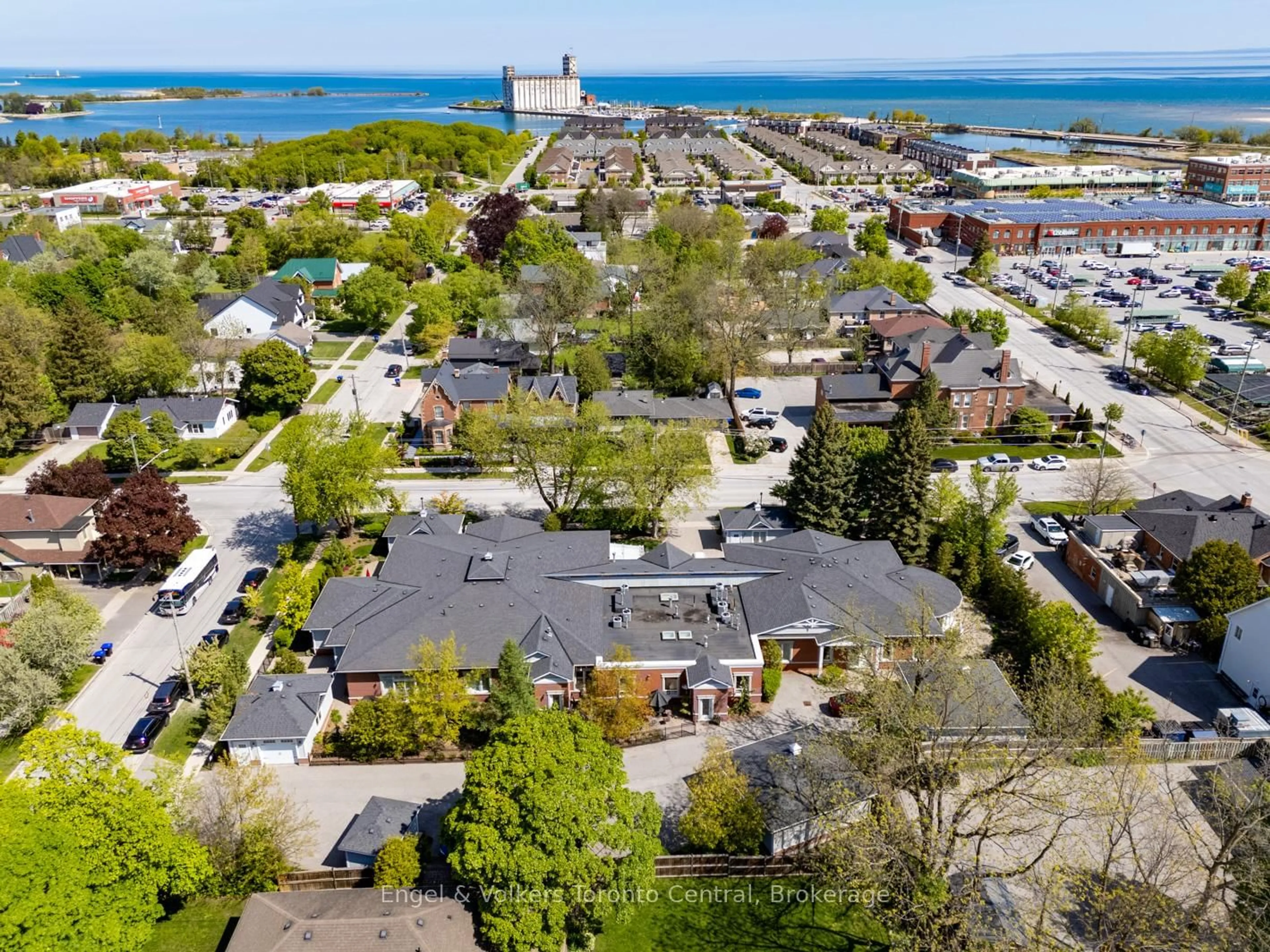 A pic from outside/outdoor area/front of a property/back of a property/a pic from drone, unknown for 100 Second St #5, Collingwood Ontario L9Y 2P8