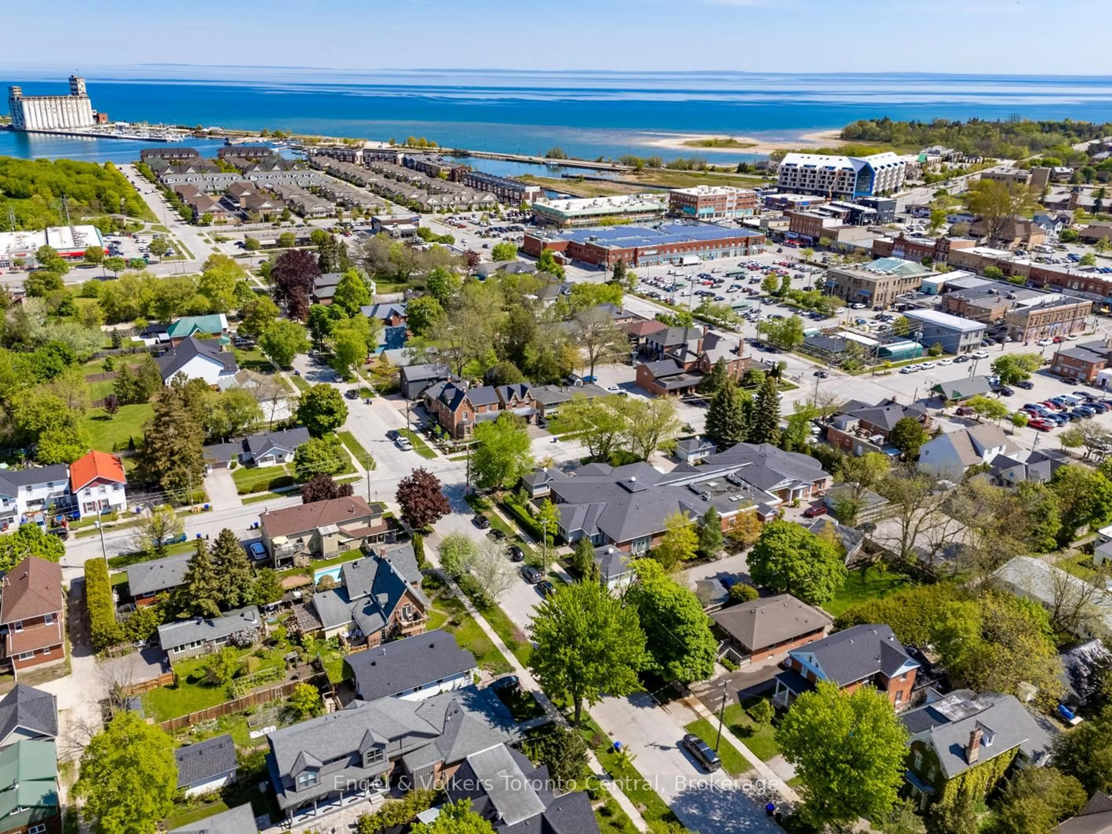 A pic from outside/outdoor area/front of a property/back of a property/a pic from drone, street for 100 Second St #5, Collingwood Ontario L9Y 2P8