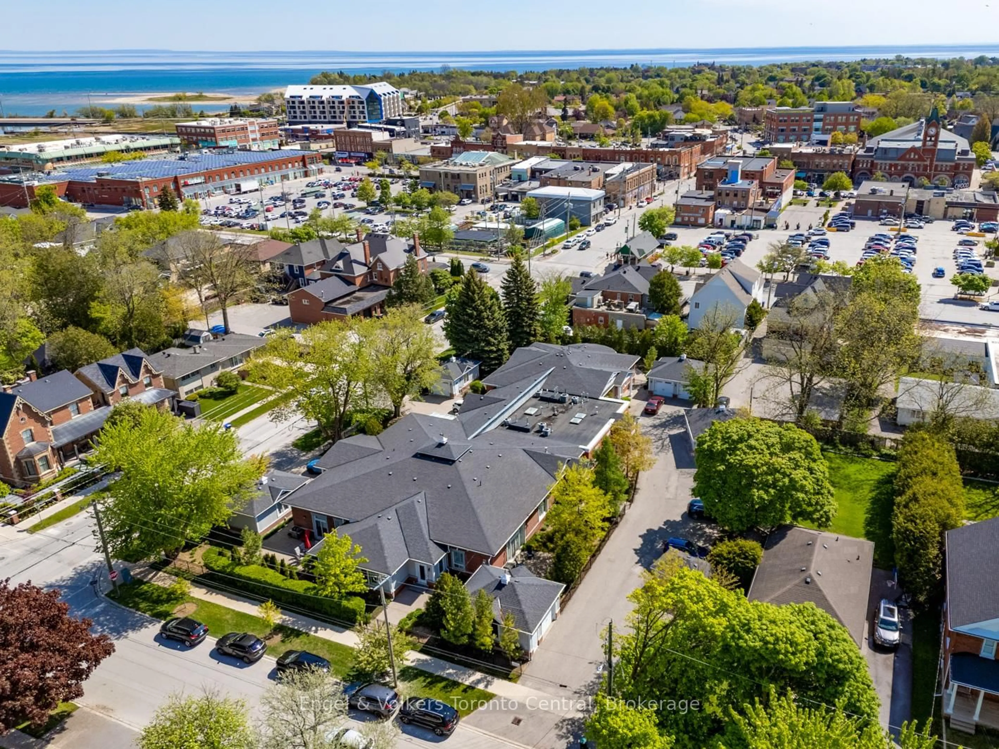 A pic from outside/outdoor area/front of a property/back of a property/a pic from drone, street for 100 Second St #5, Collingwood Ontario L9Y 2P8