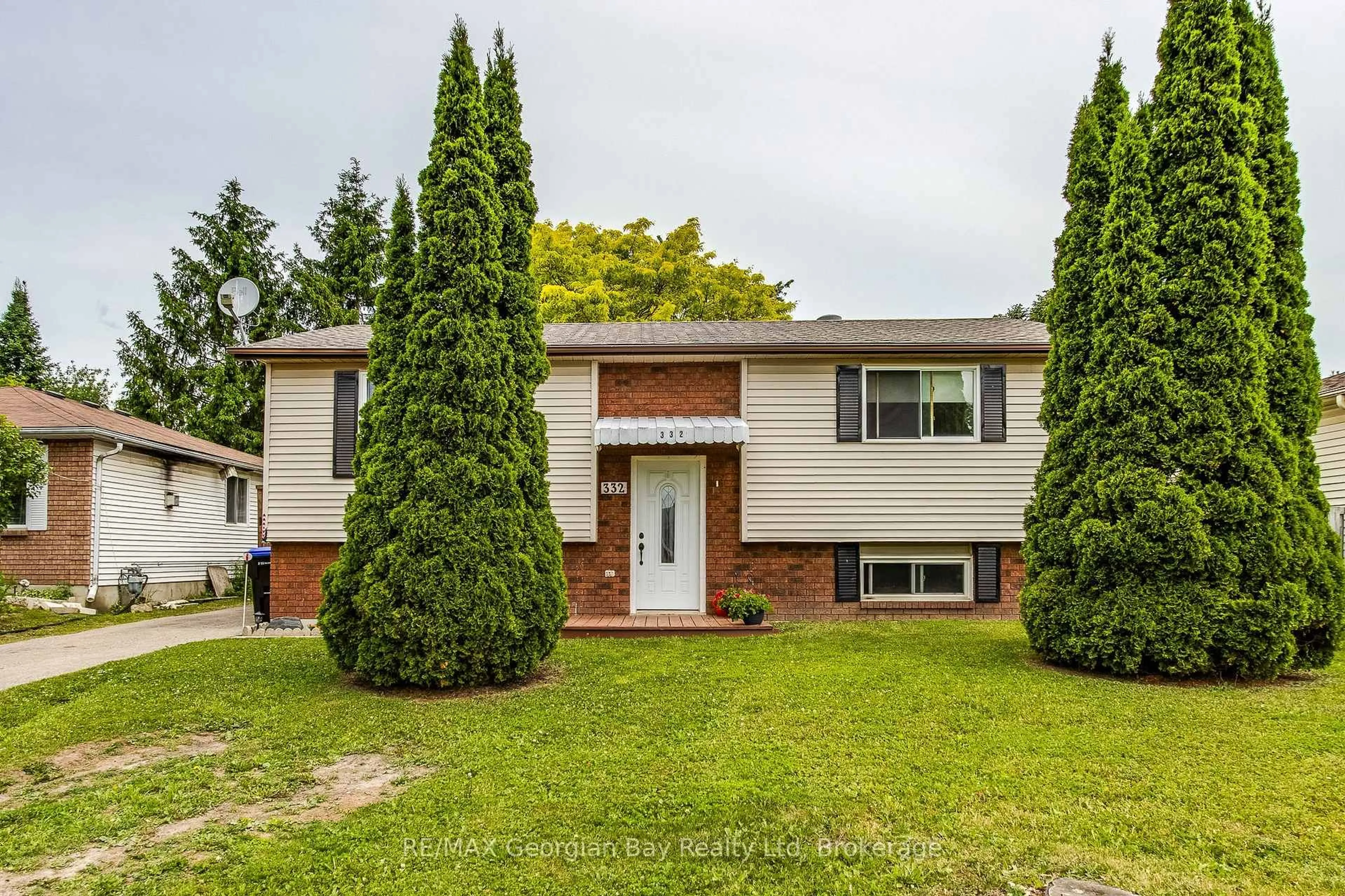 Home with vinyl exterior material, street for 332 Galloway Blvd, Midland Ontario L4R 4X6