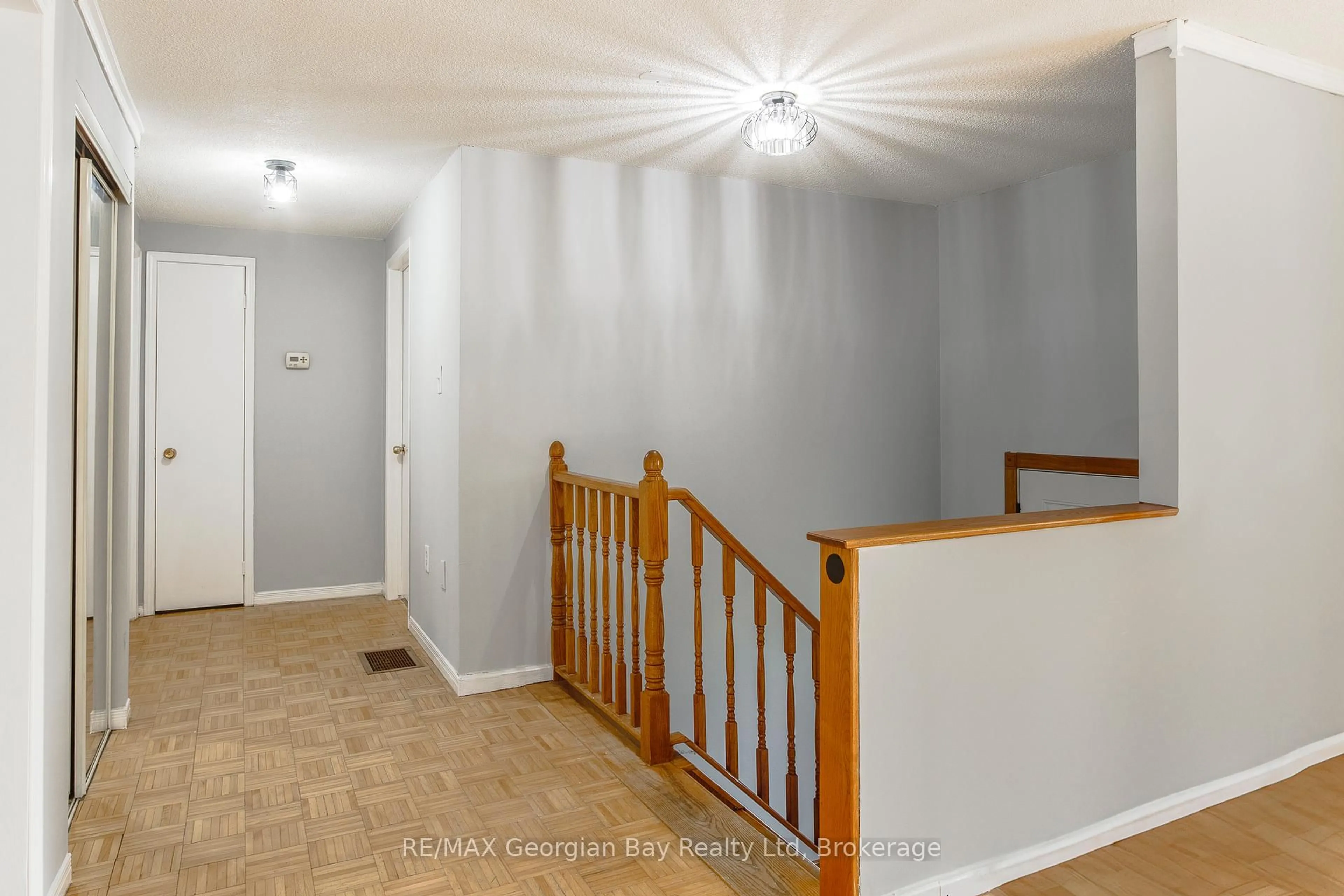 Indoor entryway for 332 Galloway Blvd, Midland Ontario L4R 4X6